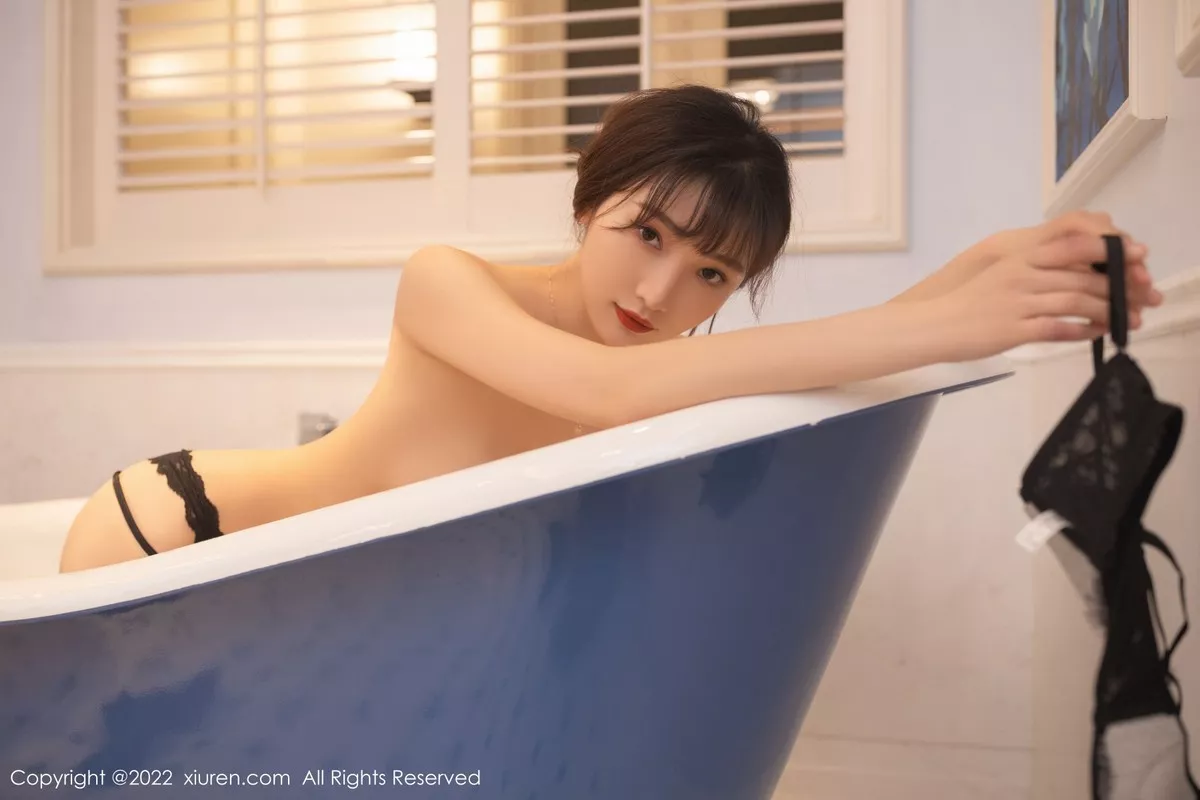 Xgyw.Org_XiuRen第4935期_模特陆萱萱珠三角旅拍咖啡色上衣配黑短裙露蕾丝内衣诱惑写真81P