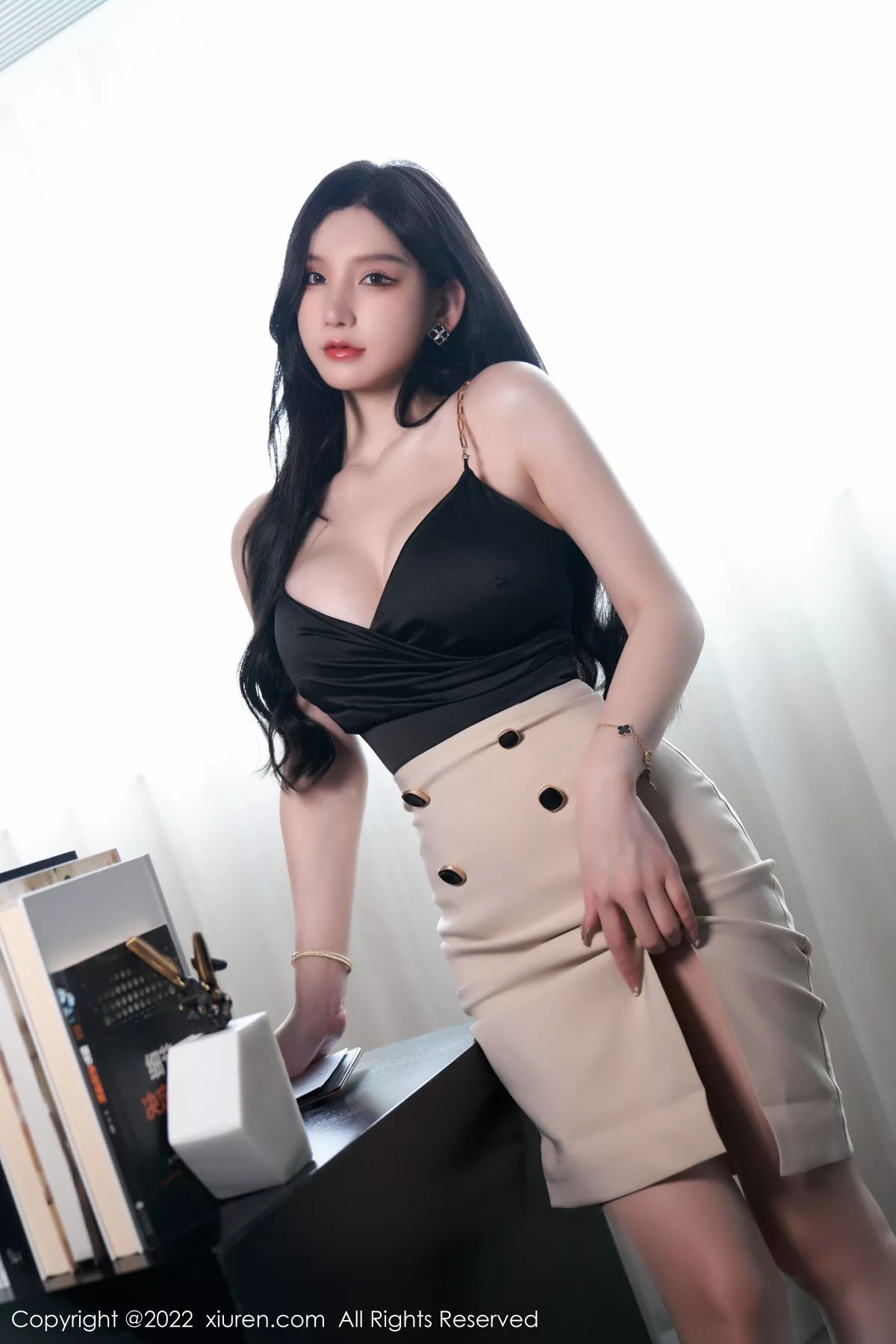 Xgyw.Org_XiuRen第5071期_女神周于希Sally私房黑色低胸服饰半脱露傲人豪乳遮点诱惑写真81P