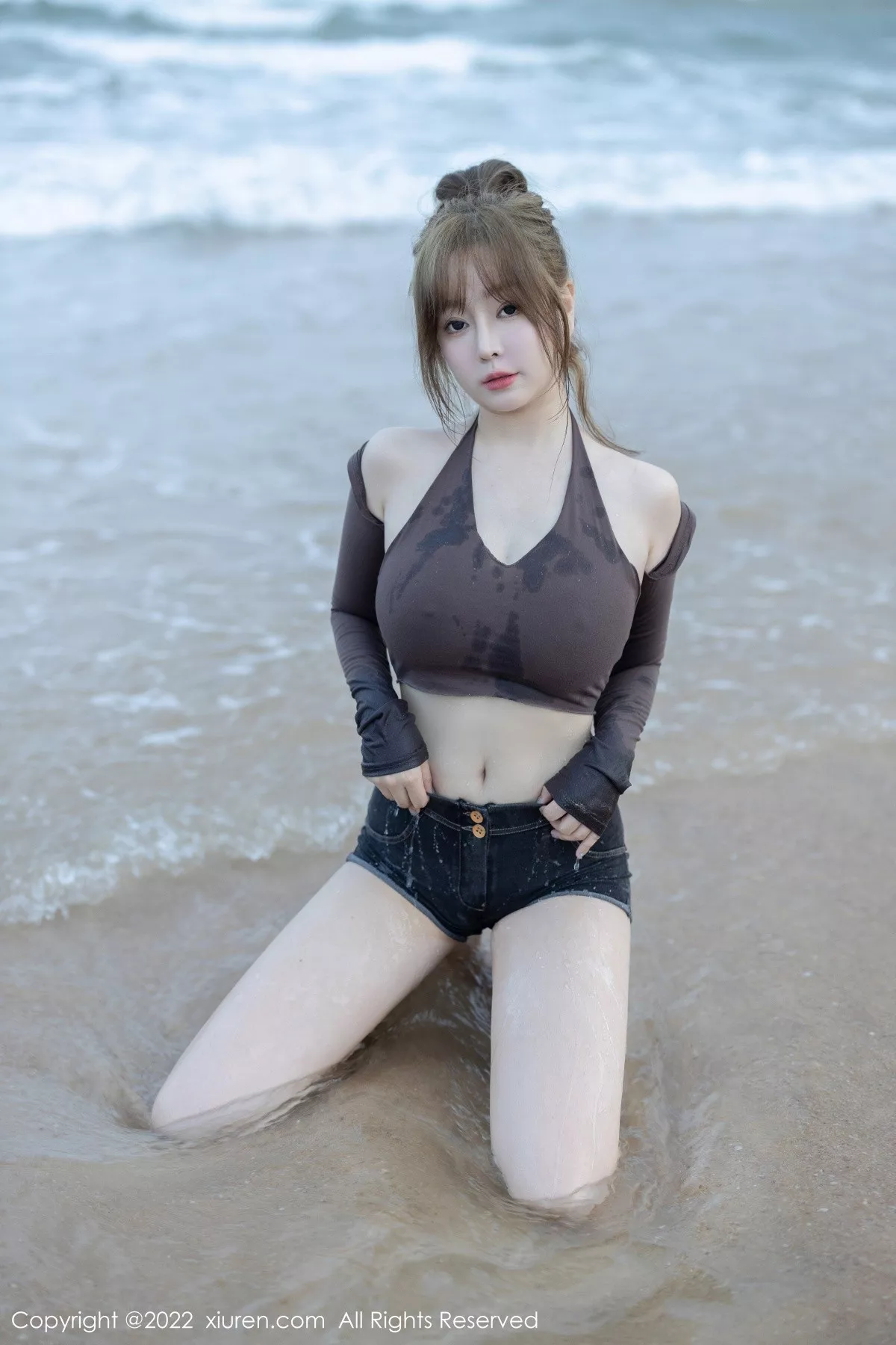 Xgyw.Org_XiuRen第5281期_女神王雨纯海南万宁旅拍性感收身衣配短裤秀曼妙身材诱惑写真58P