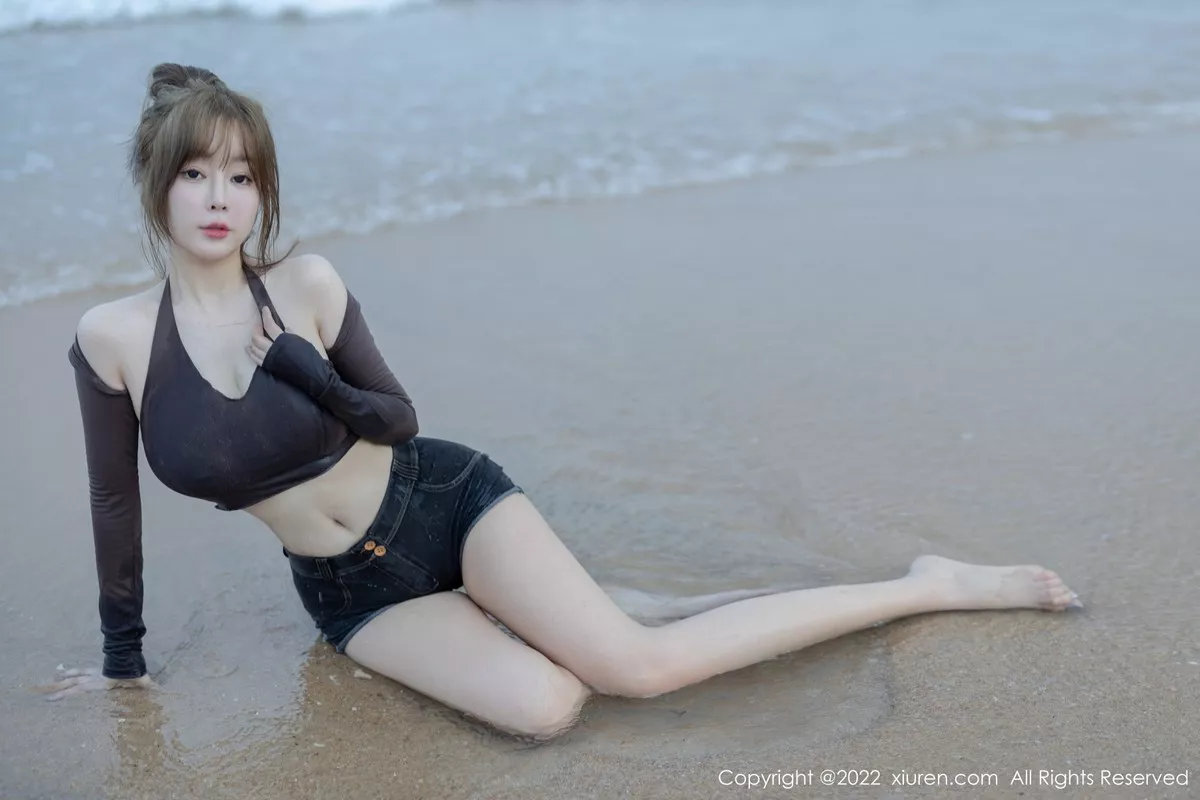 Xgyw.Org_XiuRen第5281期_女神王雨纯海南万宁旅拍性感收身衣配短裤秀曼妙身材诱惑写真58P