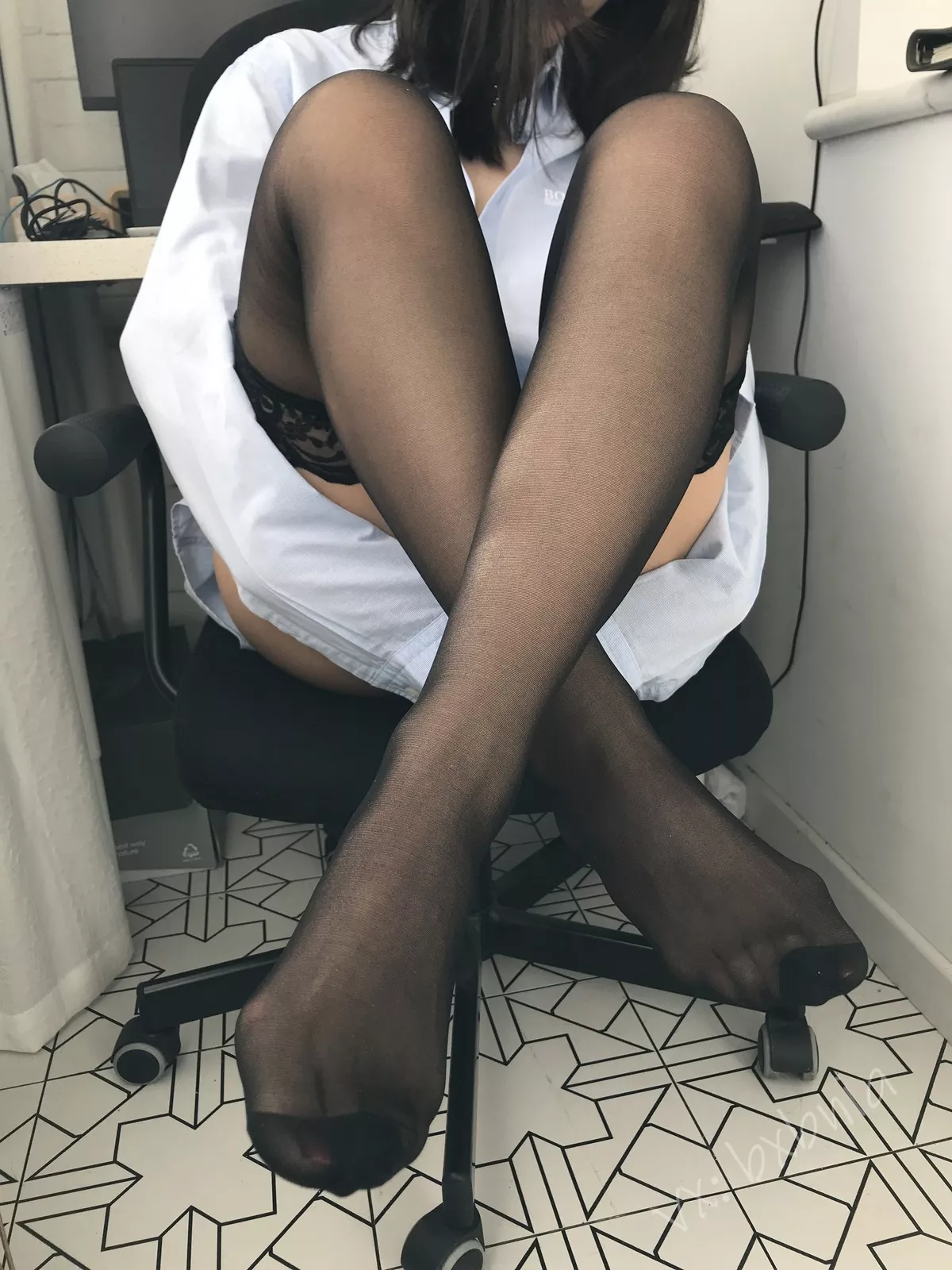 Xgyw.Org_网络美女安乔乔儿Soho的快乐主题不露脸系列性感衬衫配黑丝袜秀美腿诱惑写真131P