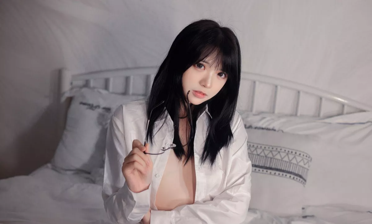 Xgyw.Org_网络美女疯猫ss长裤OL主题私房白衬衣配黑长裤半脱露丁字裤秀翘臀诱惑写真40P