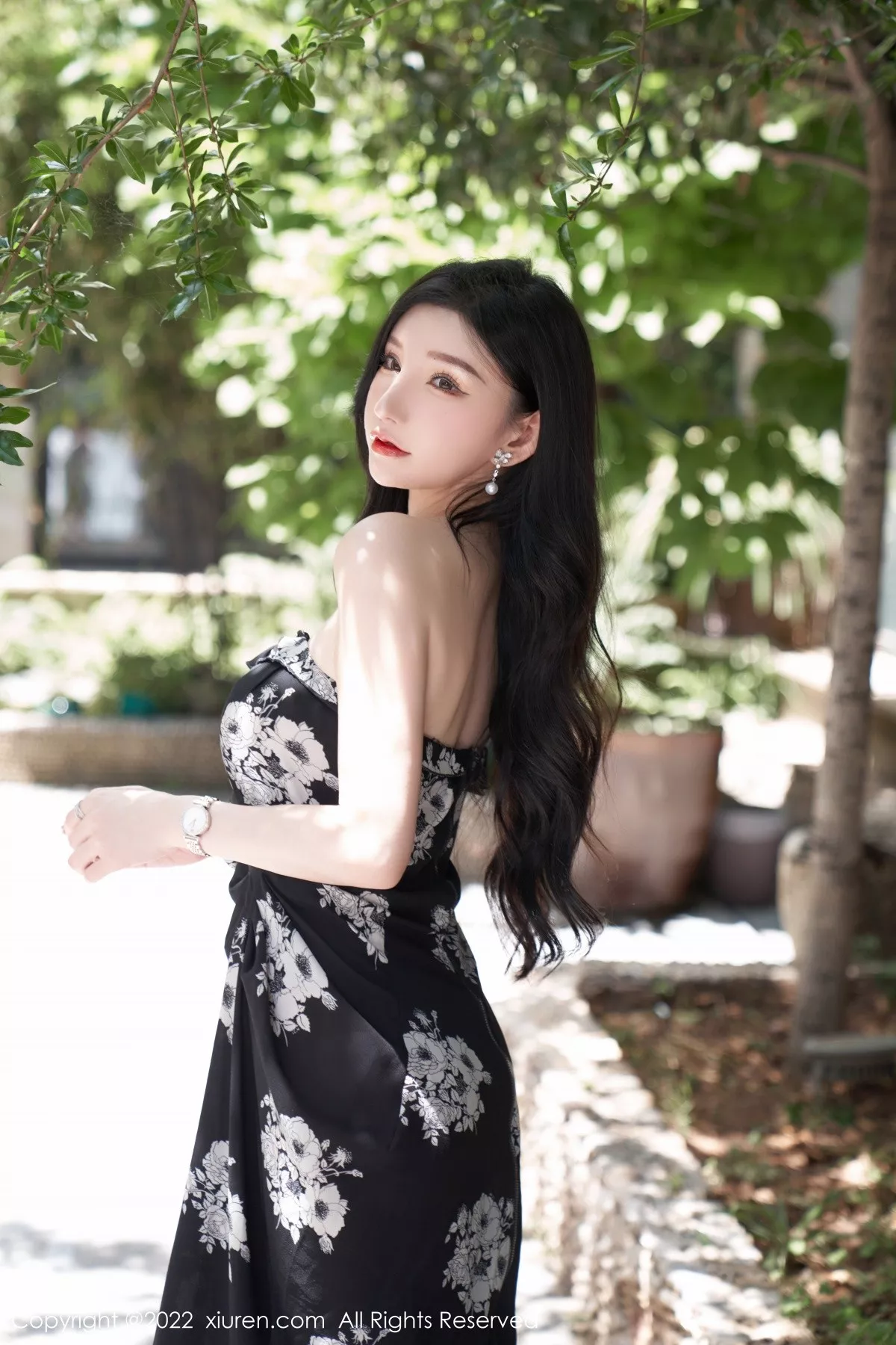 Xgyw.Org_XiuRen第5307期_女神周于希Sally心愿旅拍黑色露肩连衣长裙秀完美身材诱惑写真90P