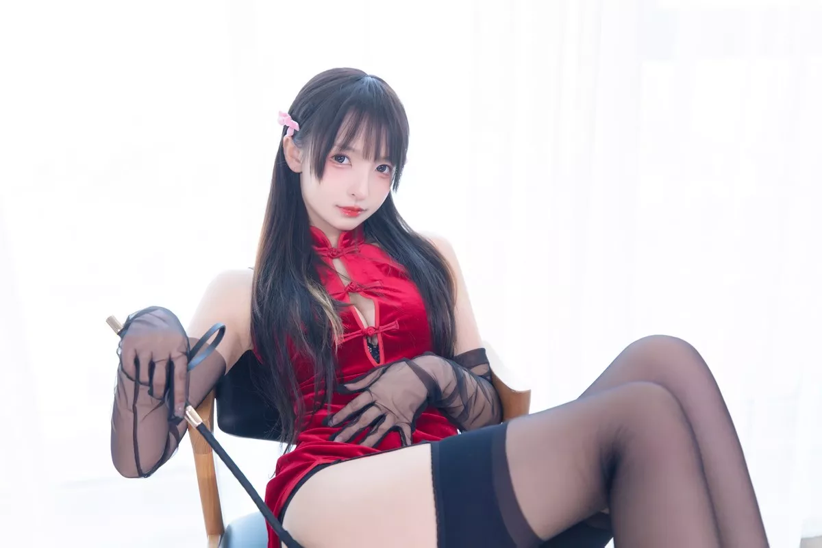 Xgyw.Org_萝莉美女神楽坂真冬甜蜜皮鞭主题私房性感红色旗袍配黑丝吊袜极致魅惑写真75P