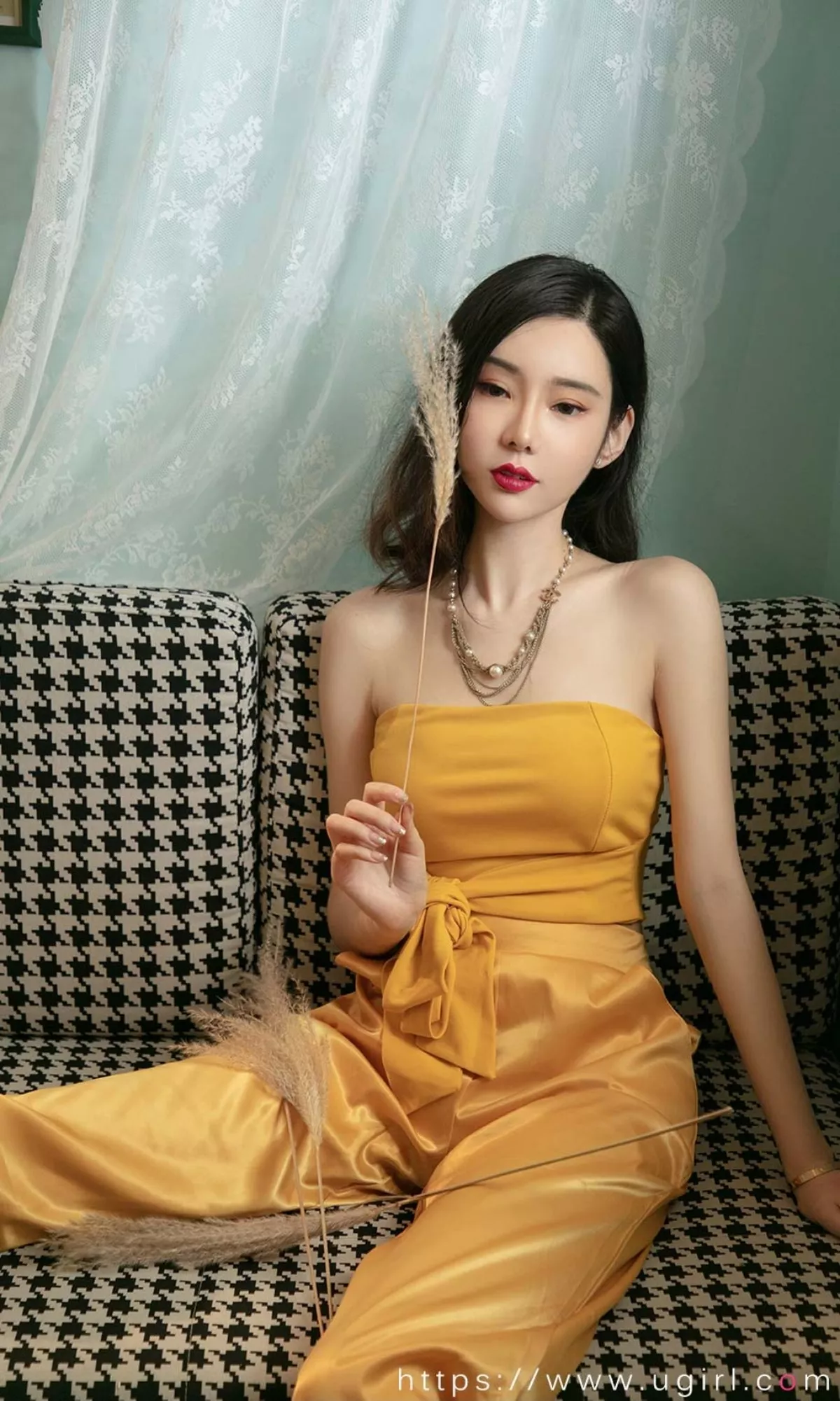 Xgyw.Org_[Ugirls爱尤物]No.2416_模特萌琪琪私房性感黄色低胸套装露白嫩肌肤性感迷人写真35P