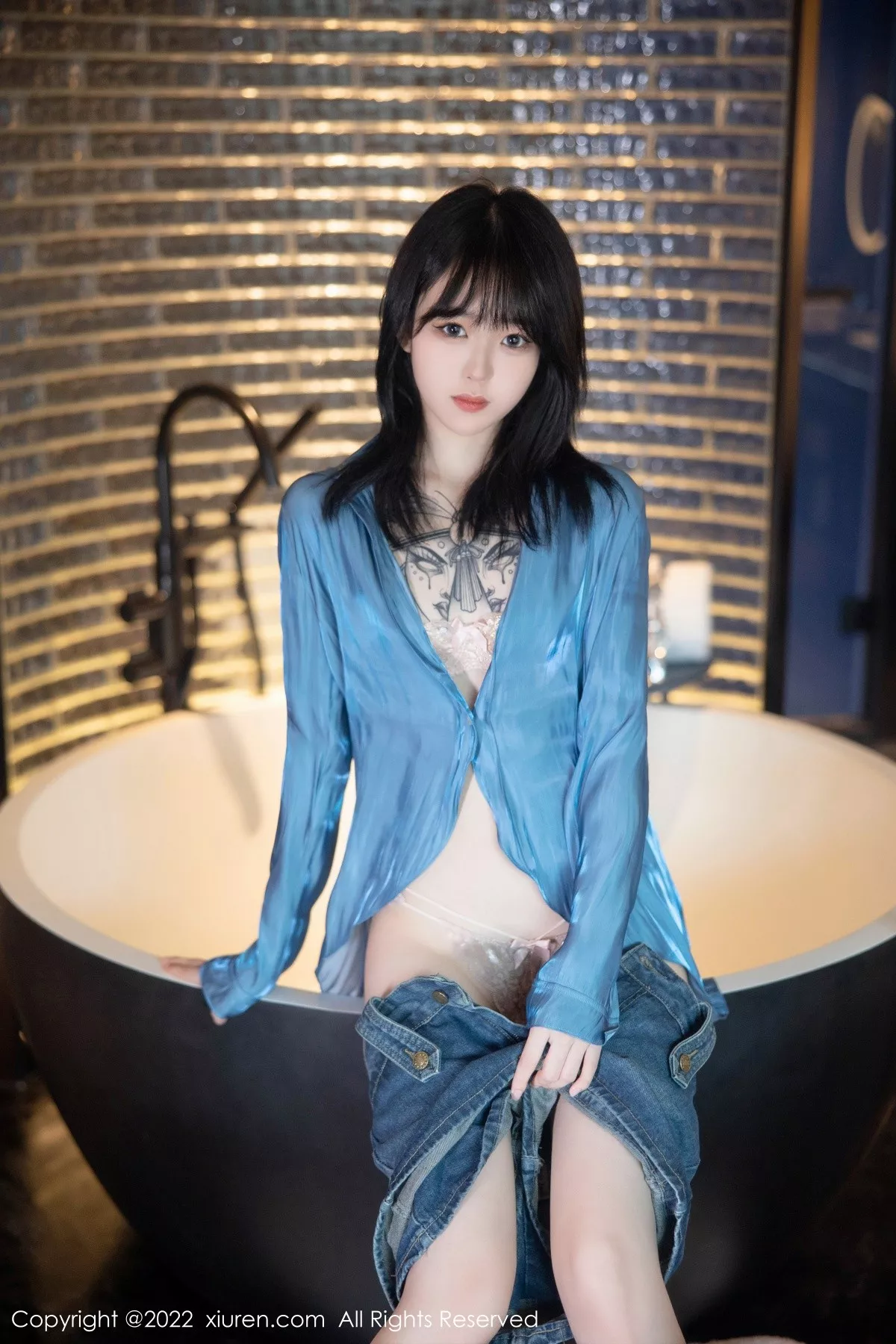 Xgyw.Org_XiuRen第5662期_模特奶瓶性感蓝色上衣配牛仔短裙半脱露浅色蕾丝内衣诱惑写真97P