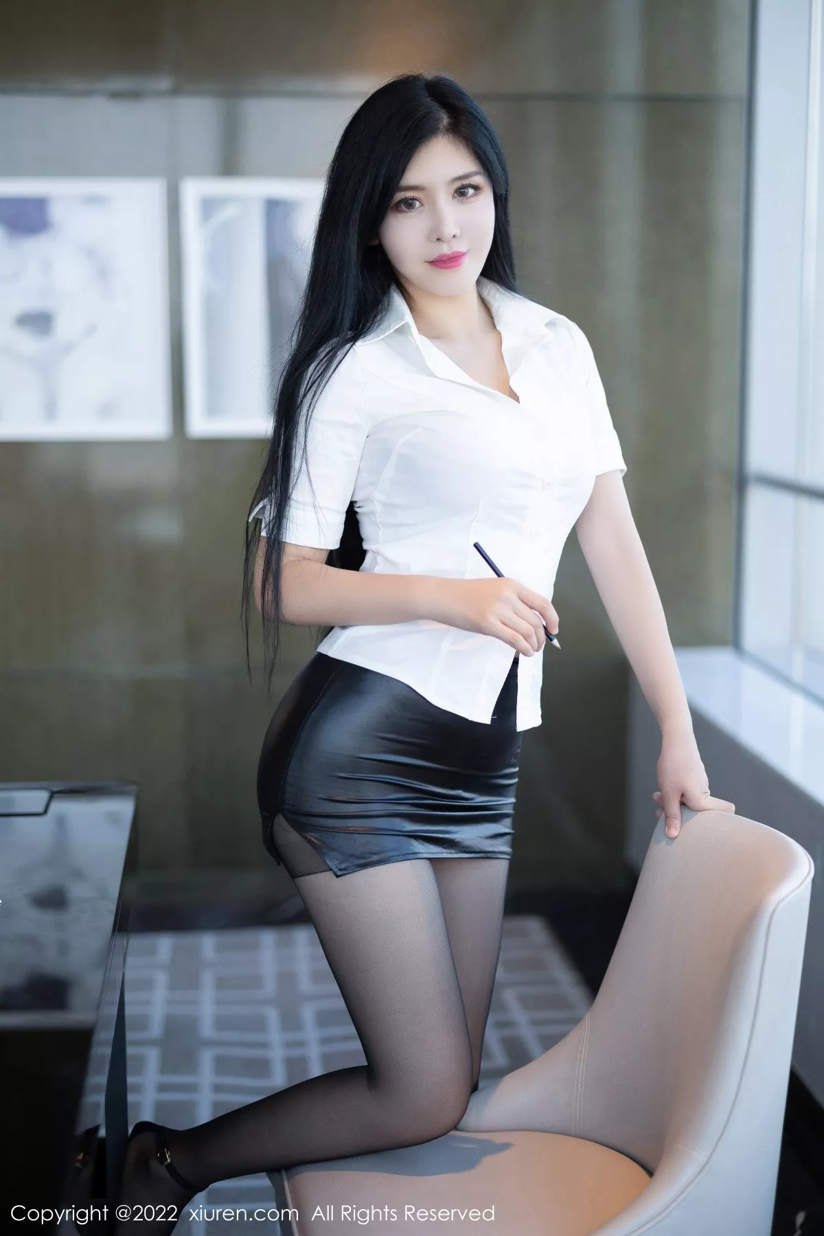 Xgyw.Org_XiuRen第5635期_女神刘钰儿成都旅拍性感白T配黑短裙露开档黑丝极致魅惑写真74P