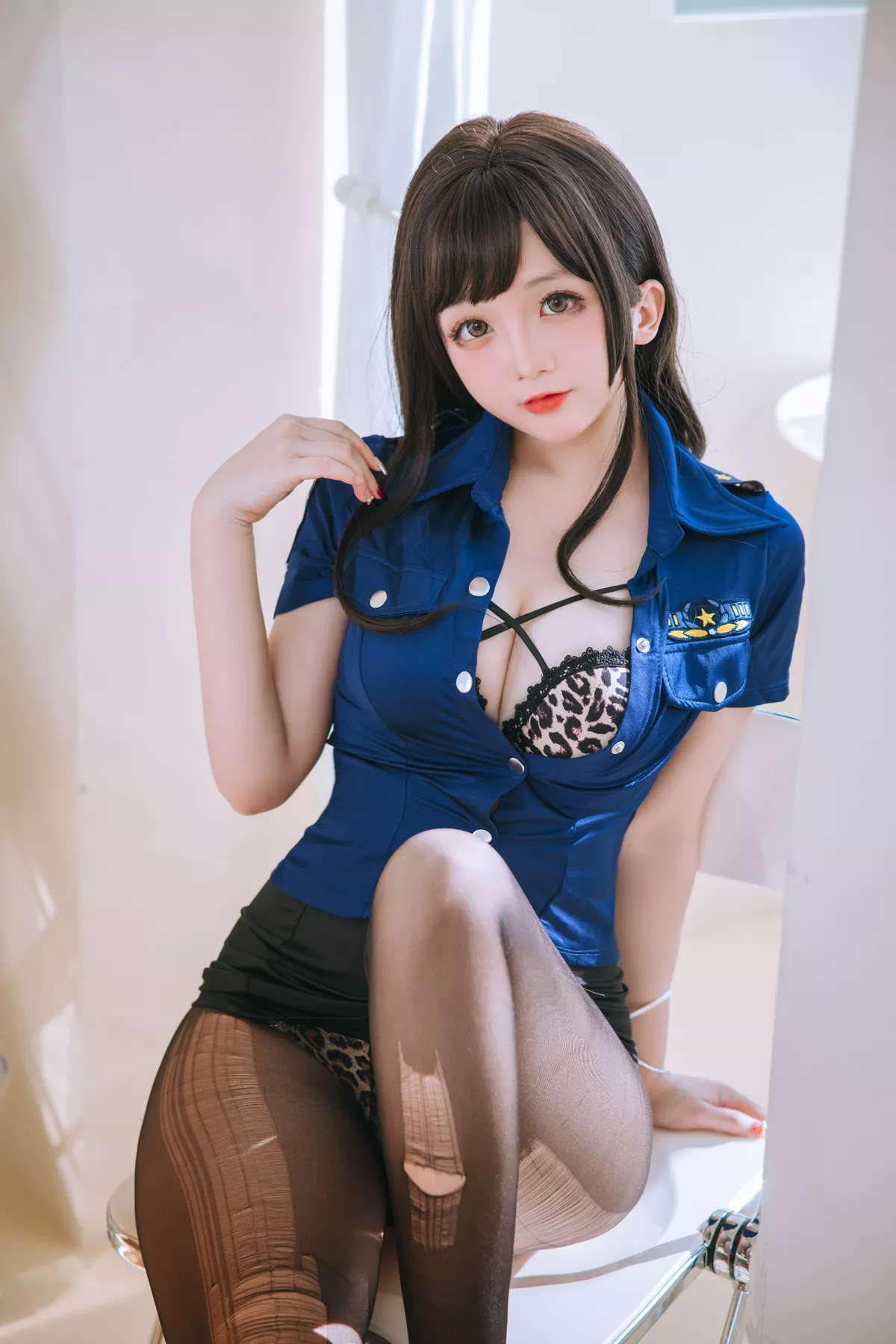 Xgyw.Org_Cosplay美女日奈娇豹纹女警主题蓝上衣配黑短裙半脱露豹纹内衣丰满诱惑写真109P