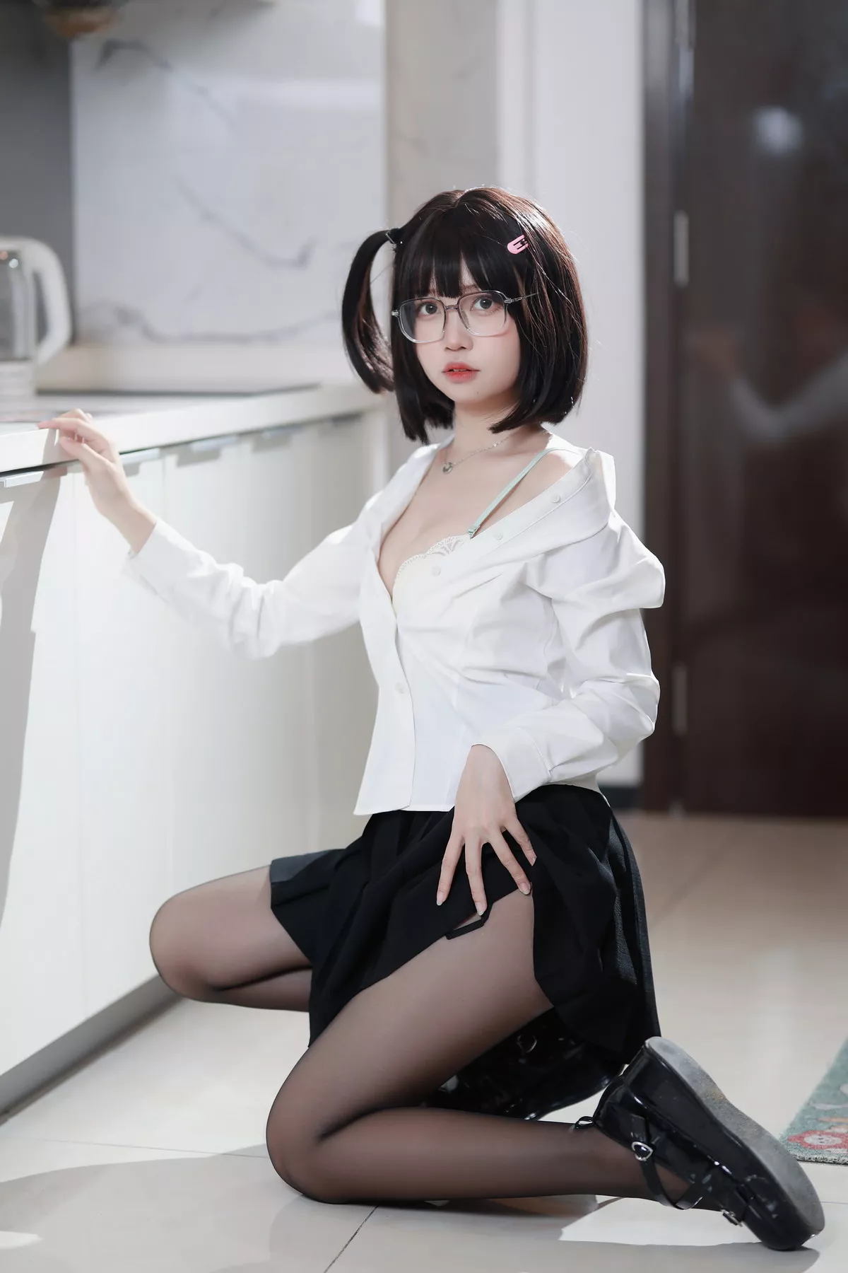Xgyw.Org_Coser美女洛桑w伊梓眼镜妹妹主题私房性感白T配黑短裙半脱露白色内衣诱惑写真32P