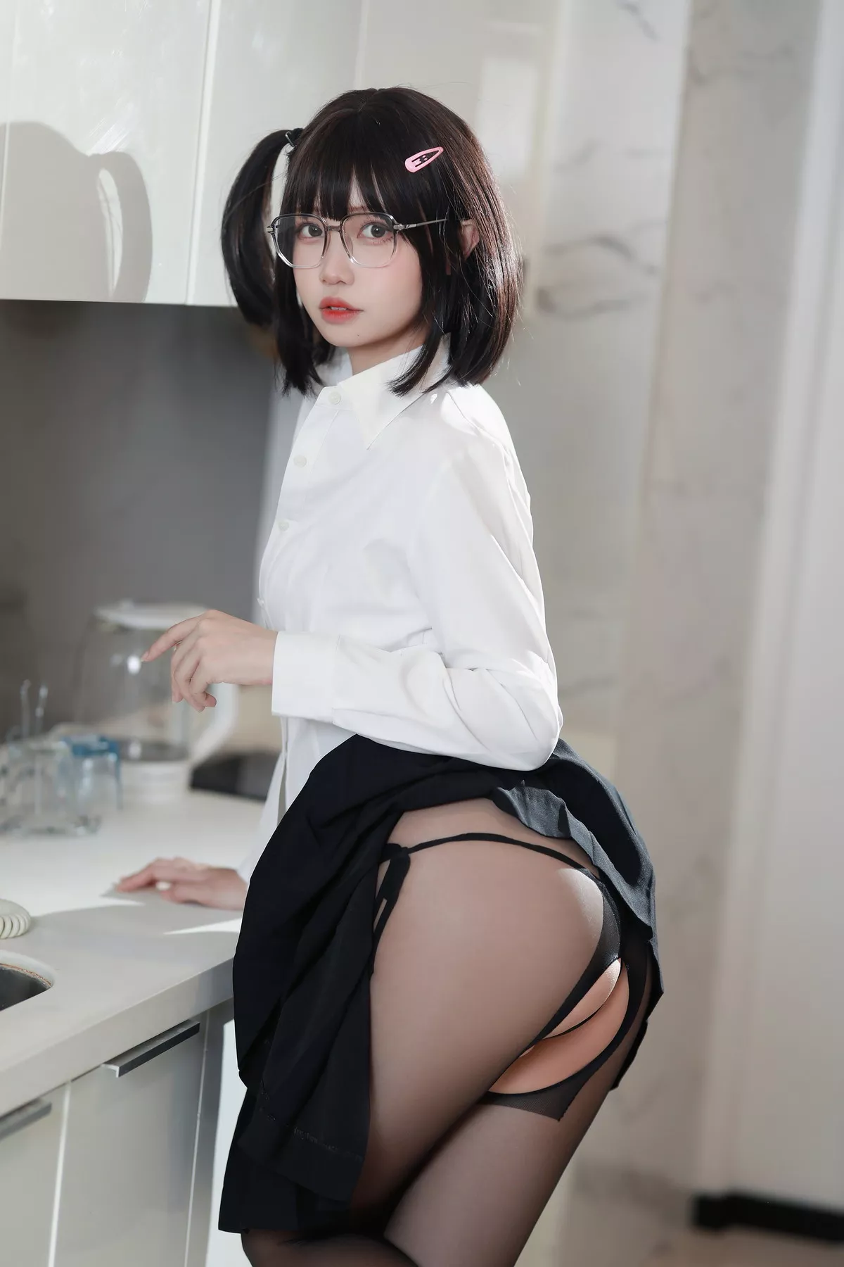 Xgyw.Org_Coser美女洛桑w伊梓眼镜妹妹主题私房性感白T配黑短裙半脱露白色内衣诱惑写真32P