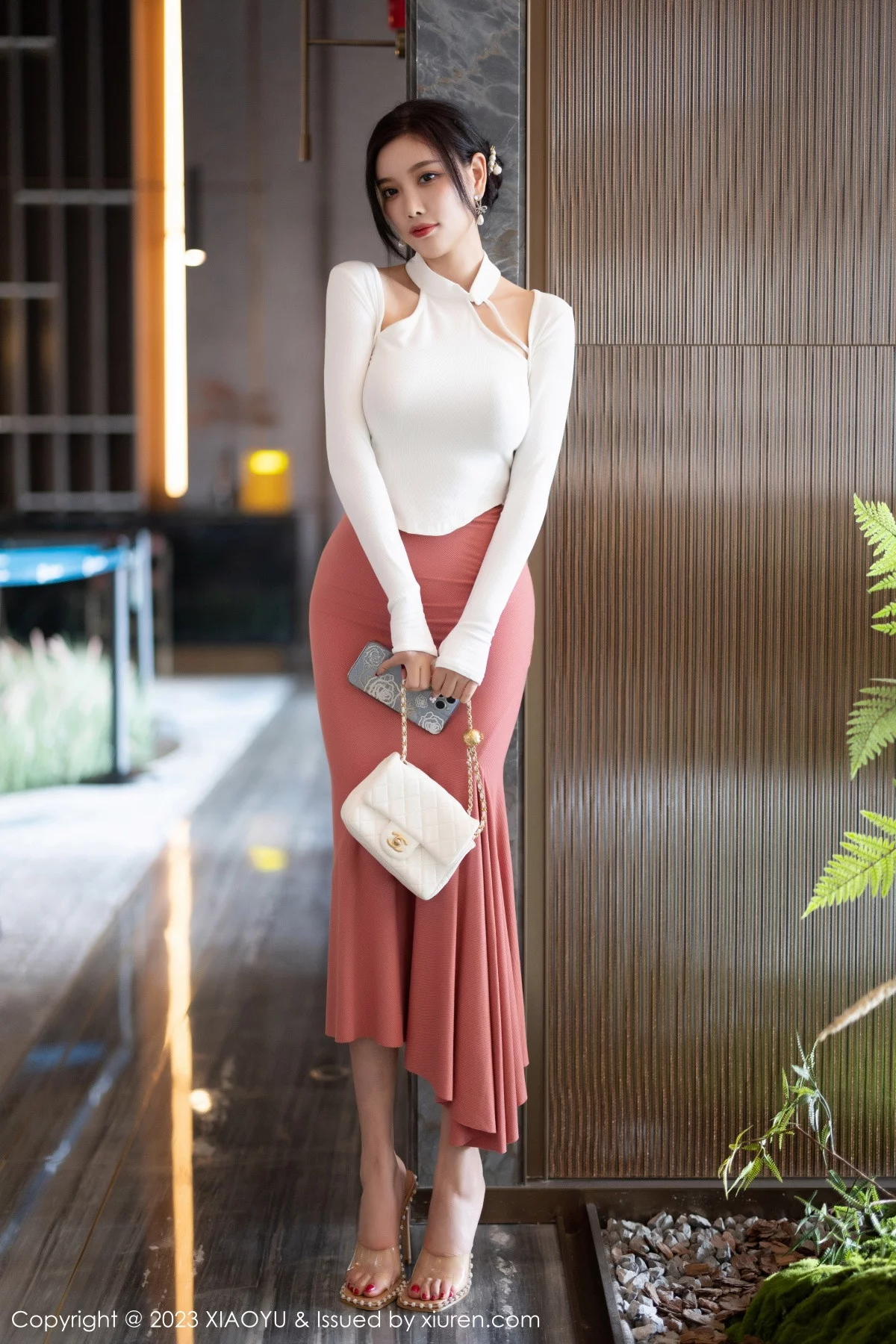 Xgyw.Org_[XiaoYu画语界]Vol.965_女神杨晨晨Yome白色上衣配淡红长裙露吊坠内衣完美诱惑写真91P