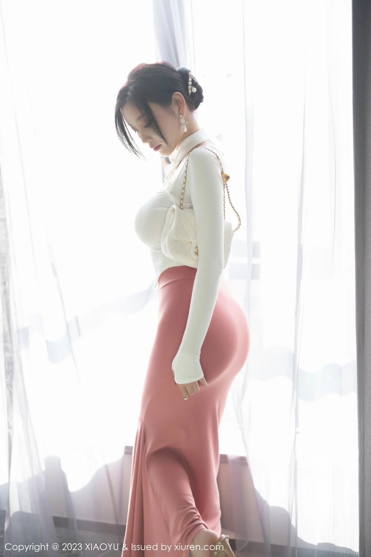 Xgyw.Org_[XiaoYu画语界]Vol.965_女神杨晨晨Yome白色上衣配淡红长裙露吊坠内衣完美诱惑写真91P