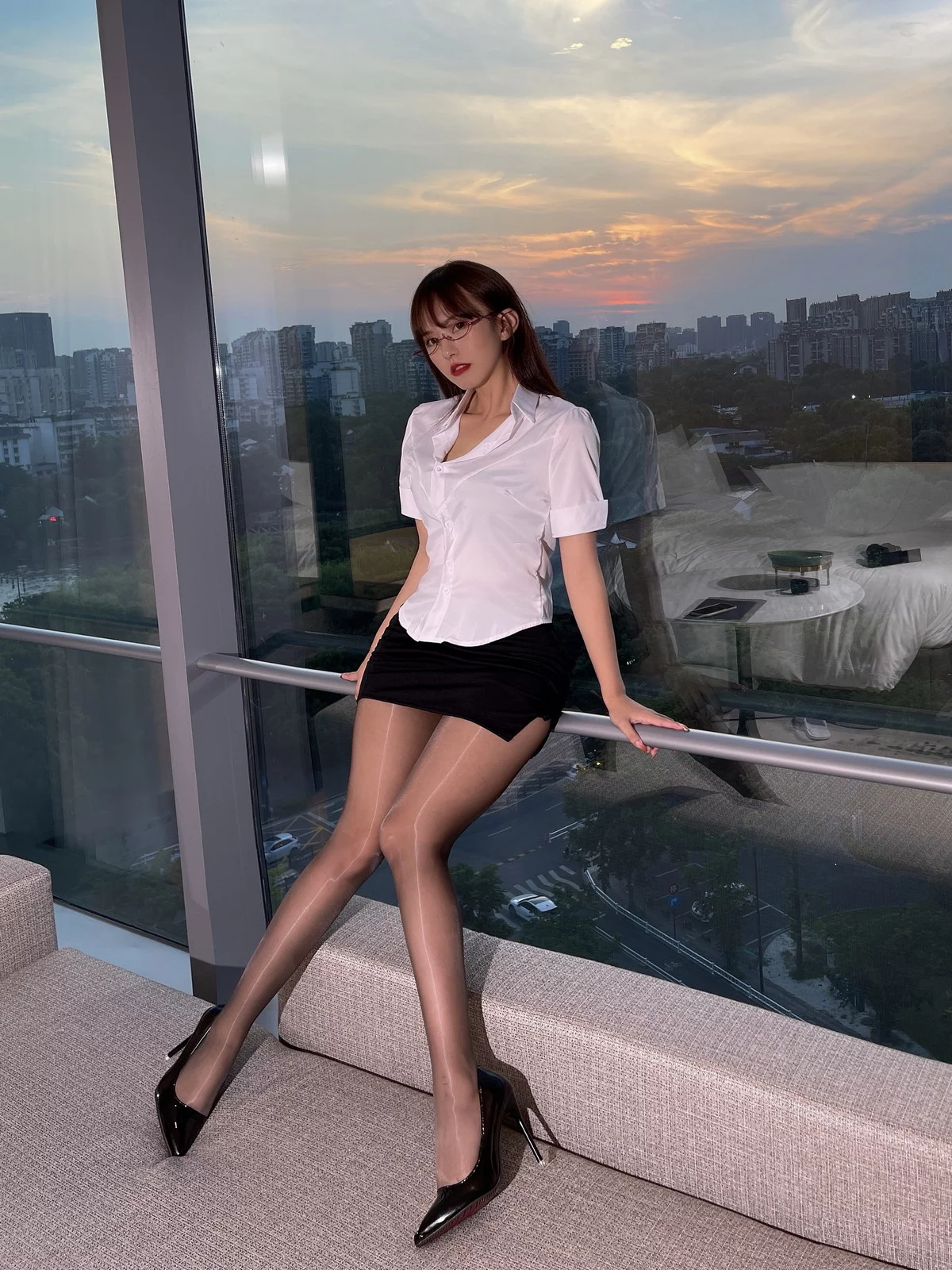 Xgyw.Org_秀人模特张思允Nice油亮黑丝制服主题性感白T配黑短裙露闪亮黑丝诱惑写真32P