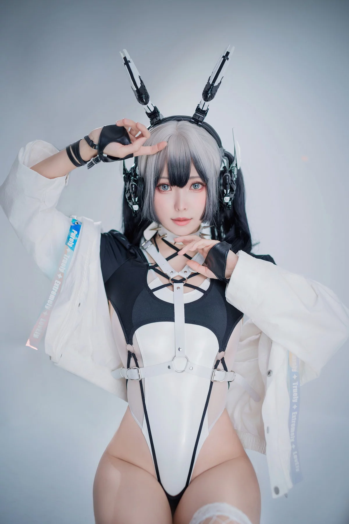 Xgyw.Org_Coser妹子Ely_eee-CyberGirl Blanche主题私房性感高叉连体衣秀翘臀美腿诱惑写真42P