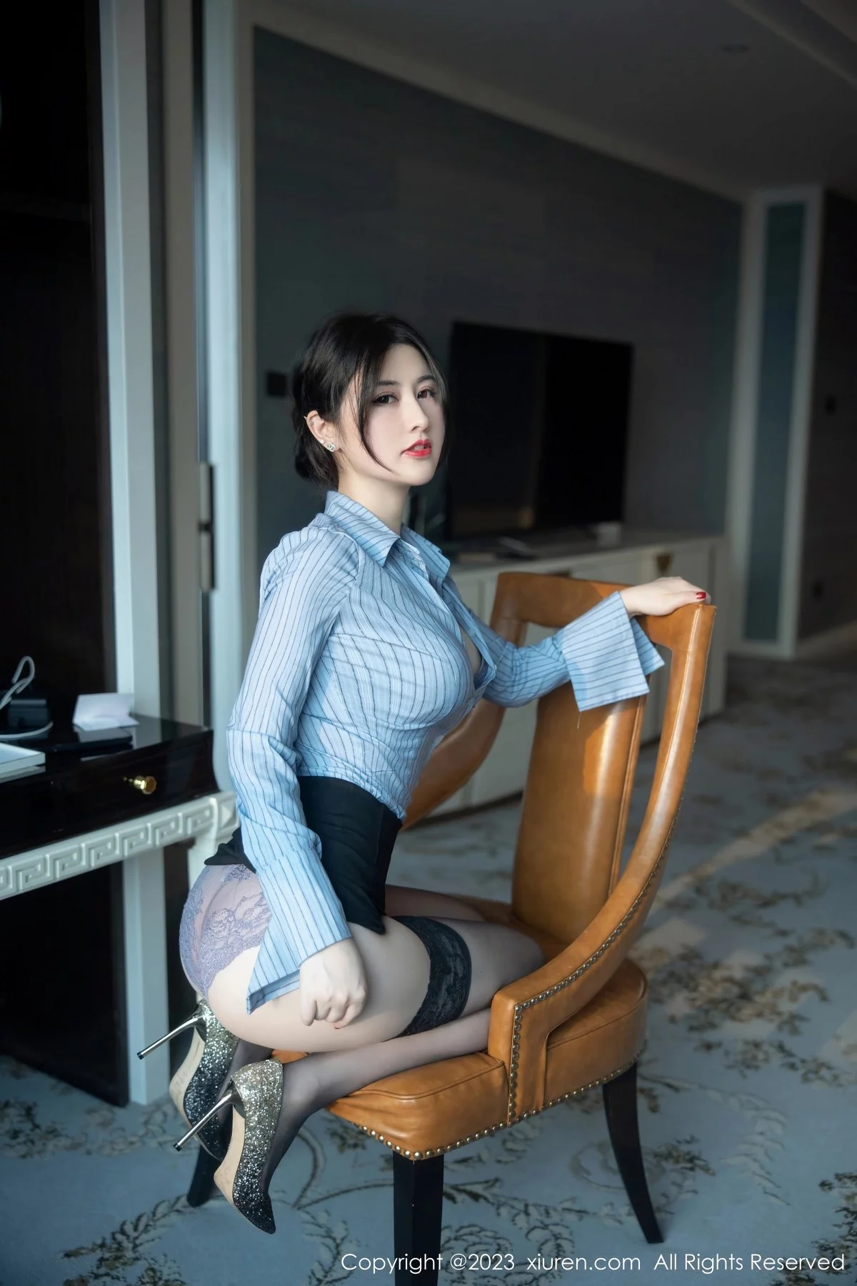 Xgyw.Org_XiuRen第6343期_模特诗诗kiki条纹T恤配黑短裙露性感蕾丝内衣魅惑黑丝诱惑写真78P