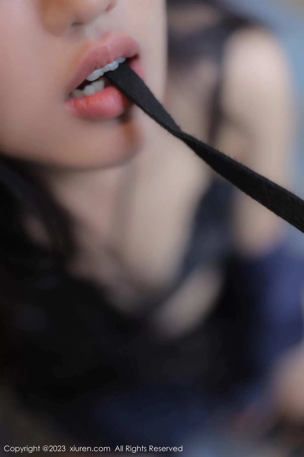 Xgyw.Org_XiuRen第6391期_模特浅浅Danny半脱深蓝色条纹T恤露黑色蕾丝内衣完美诱惑写真80P