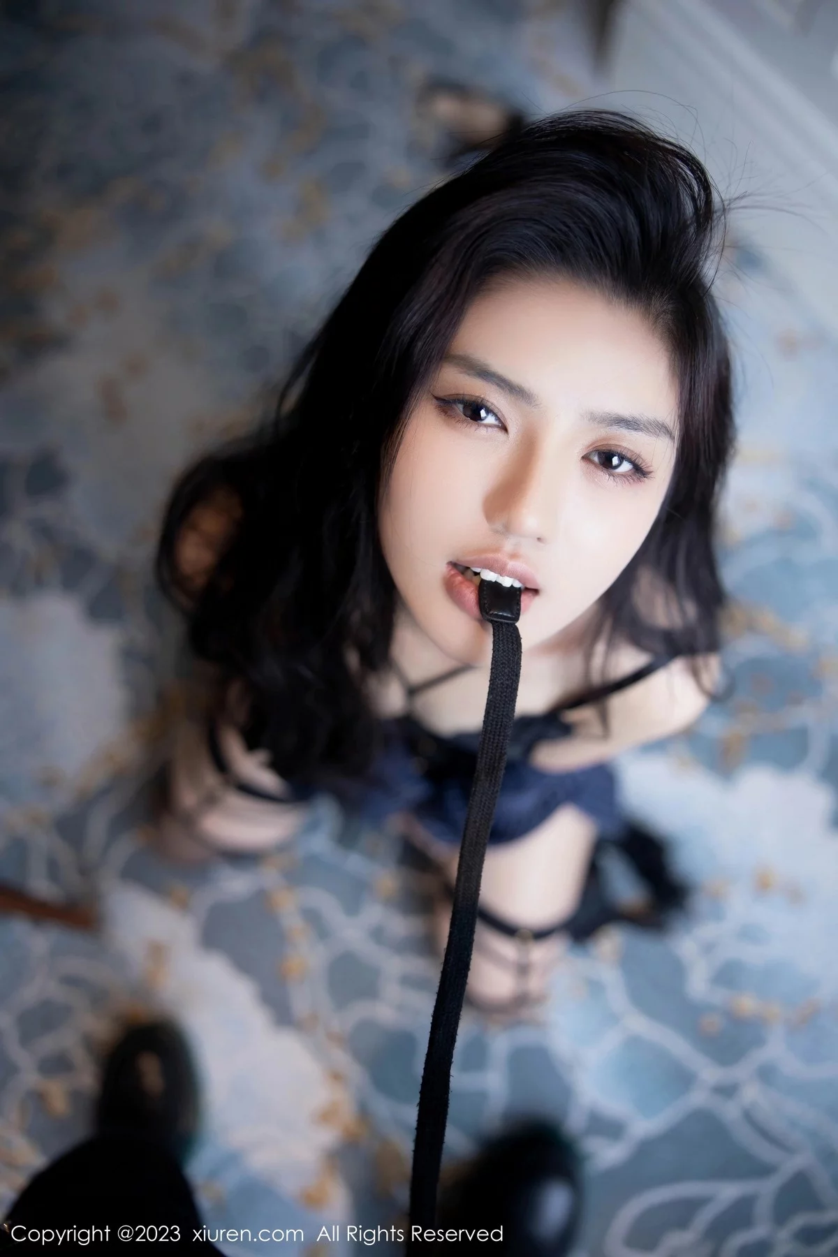 Xgyw.Org_XiuRen第6391期_模特浅浅Danny半脱深蓝色条纹T恤露黑色蕾丝内衣完美诱惑写真80P