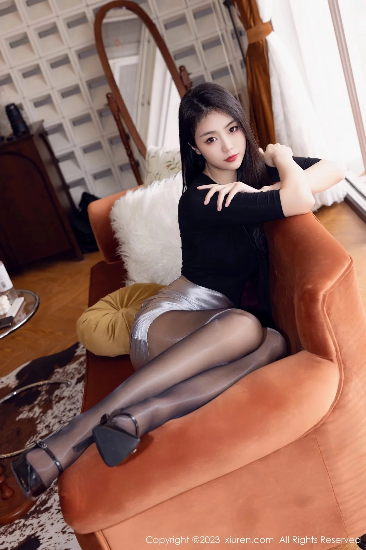 Xgyw.Org_XiuRen第6493期_模特可乐Vicky性感黑上衣配银色短裙露闪亮黑丝秀美腿诱惑写真70P