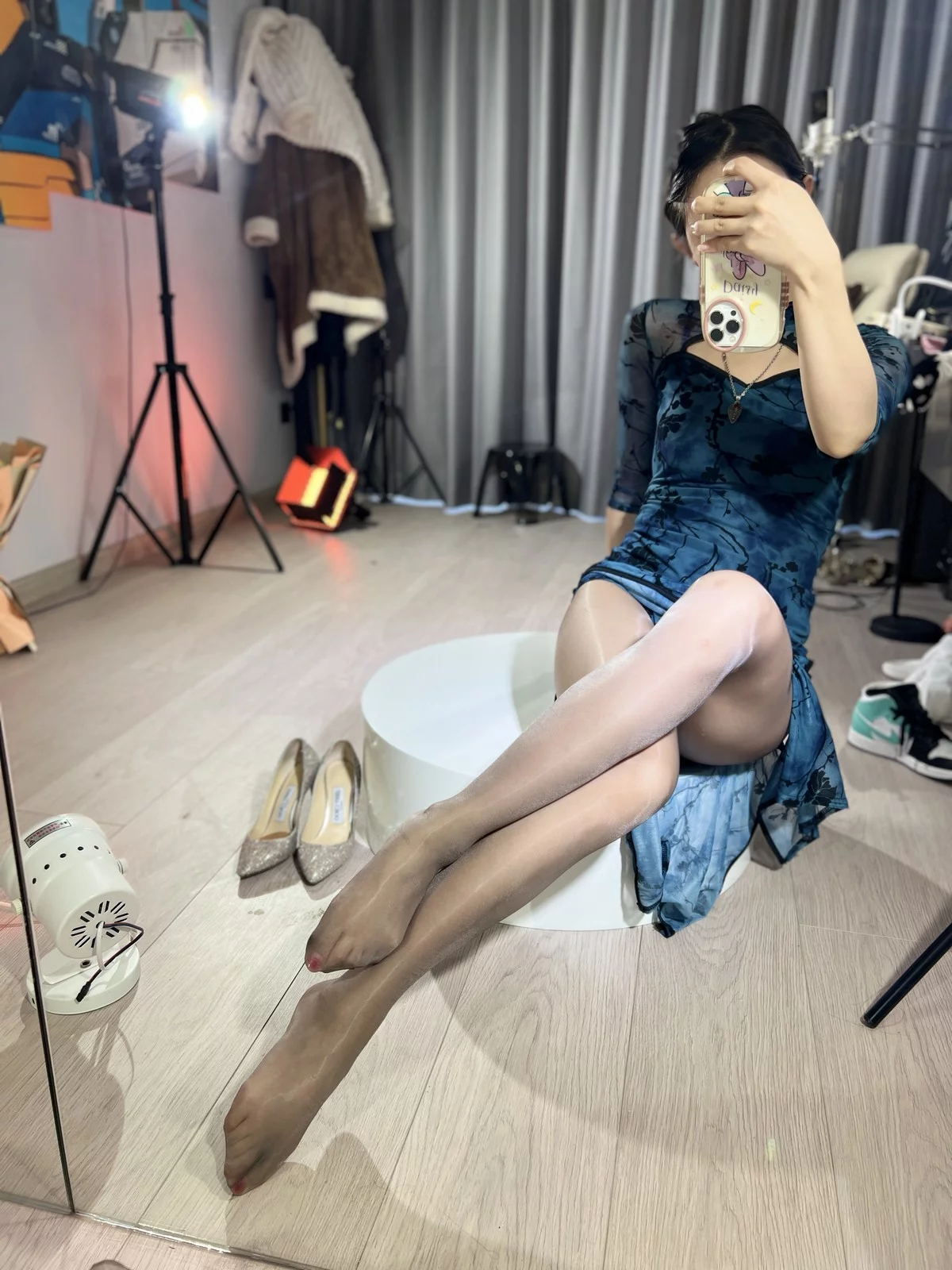 Xgyw.Org_抖音网红一只霸王兽微蜜圈主题私房性感多套服饰自拍超薄丝袜秀美腿诱惑写真210P