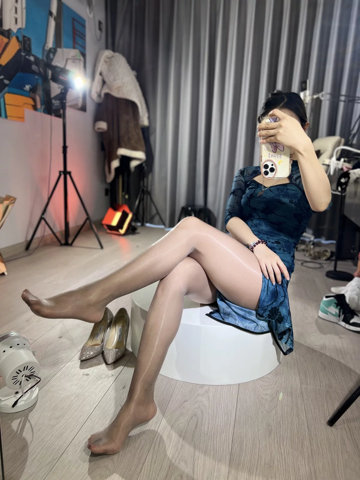 Xgyw.Org_抖音网红一只霸王兽微蜜圈主题私房性感多套服饰自拍超薄丝袜秀美腿诱惑写真210P