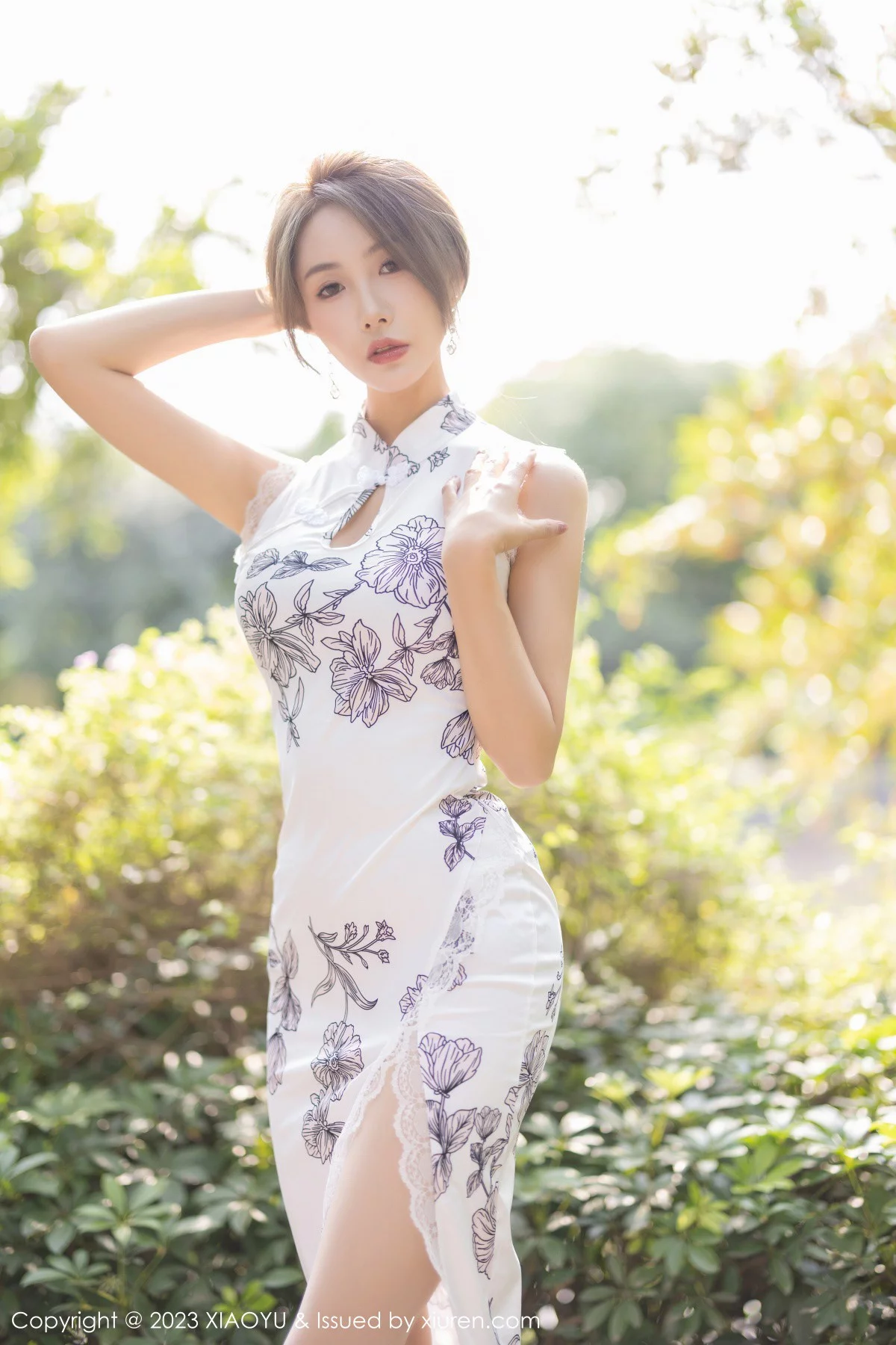 Xgyw.Org_[XiaoYu画语界]Vol.1022_模特苏苏阿性感白色图案旗袍露蓝色蕾丝内衣秀绝美身姿诱惑写真81P
