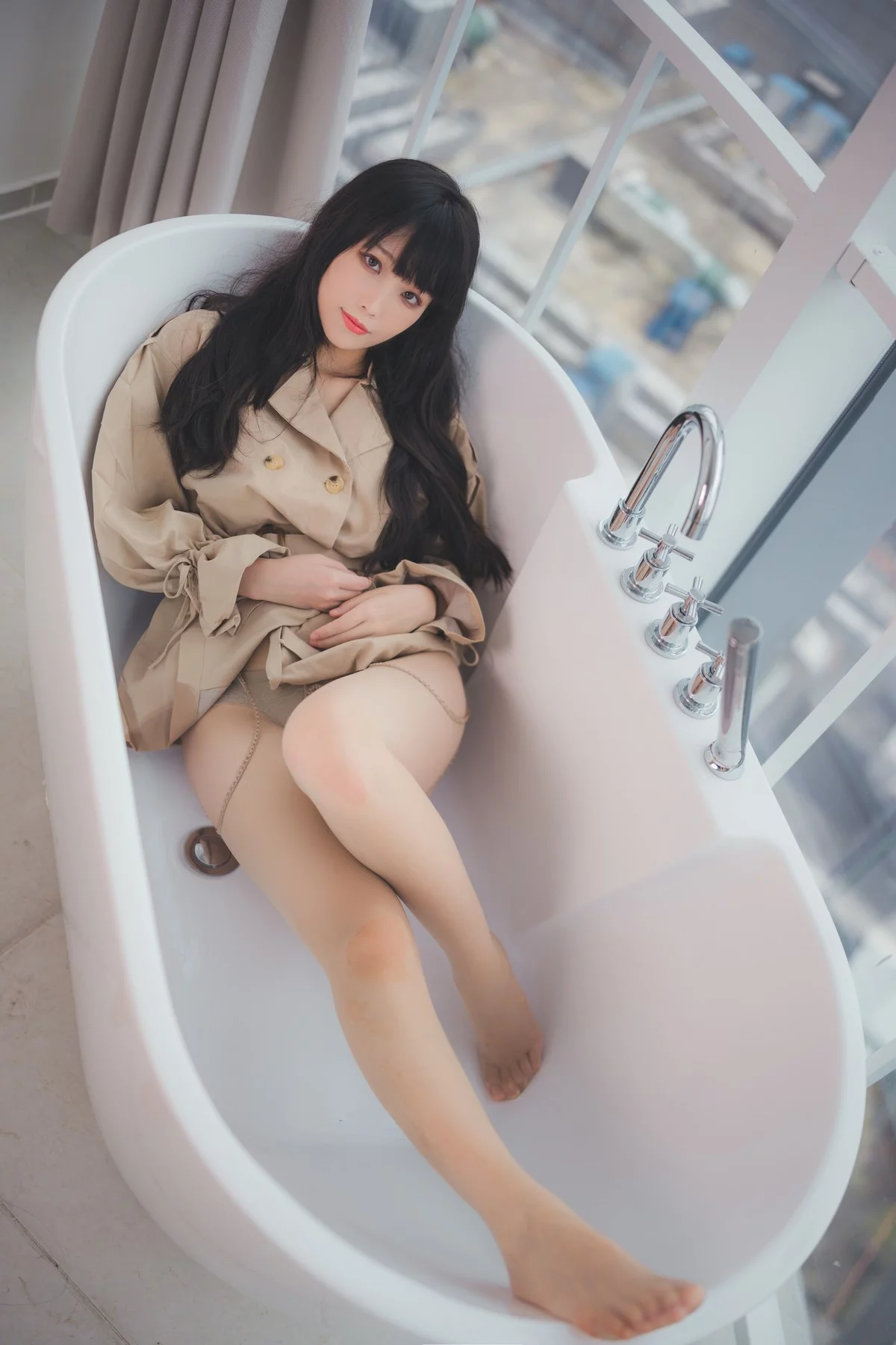 Xgyw.Org_网络美女汪知子风衣主题私房浴室脱风衣露性感蕾丝内衣配开档肉丝完美诱惑写真52P