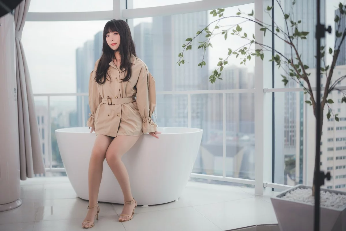 Xgyw.Org_网络美女汪知子风衣主题私房浴室脱风衣露性感蕾丝内衣配开档肉丝完美诱惑写真52P