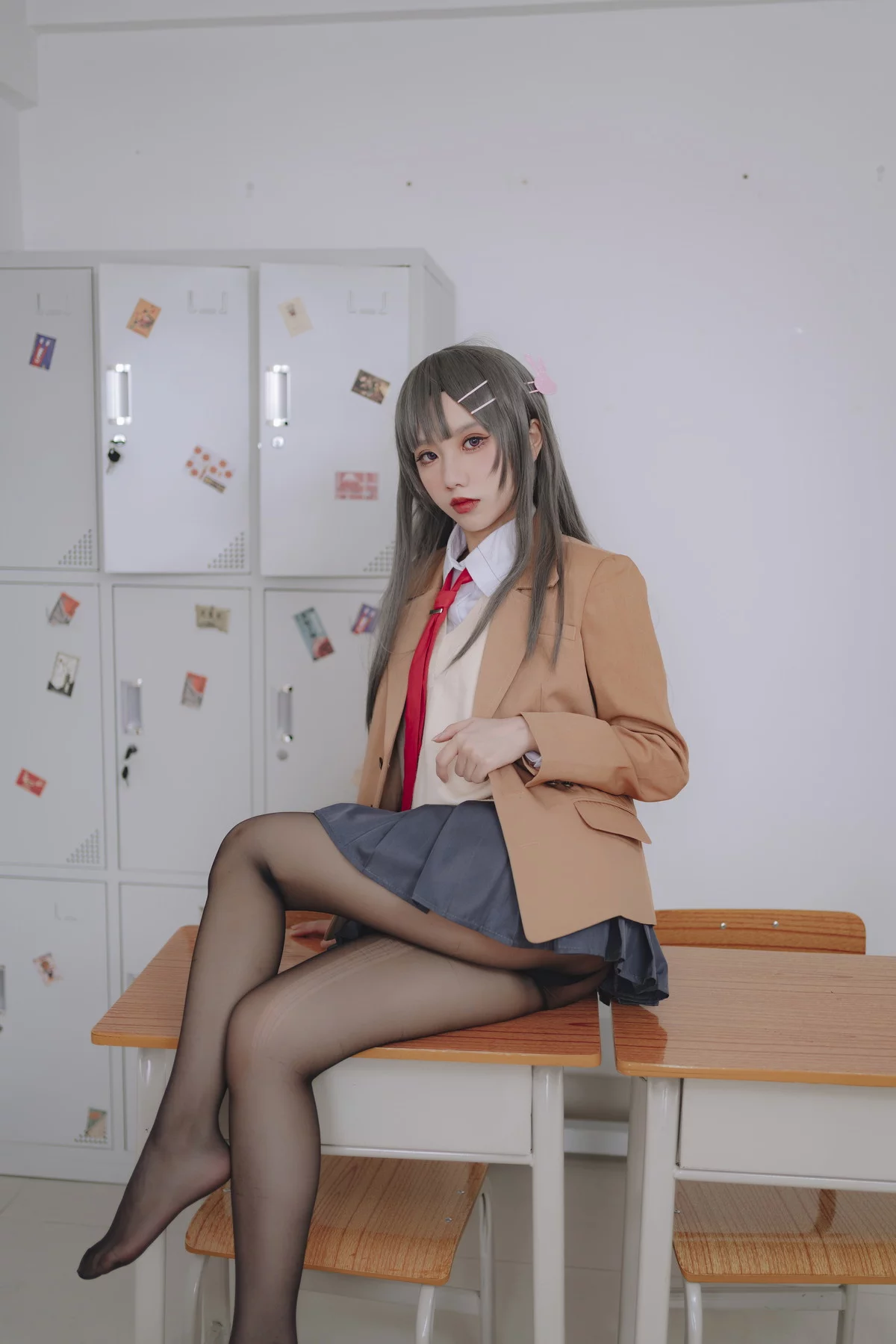 Xgyw.Org_动漫博主果咩酱麻衣校服主题教室里性感百褶裙下超薄黑丝秀翘臀美腿诱惑写真30P