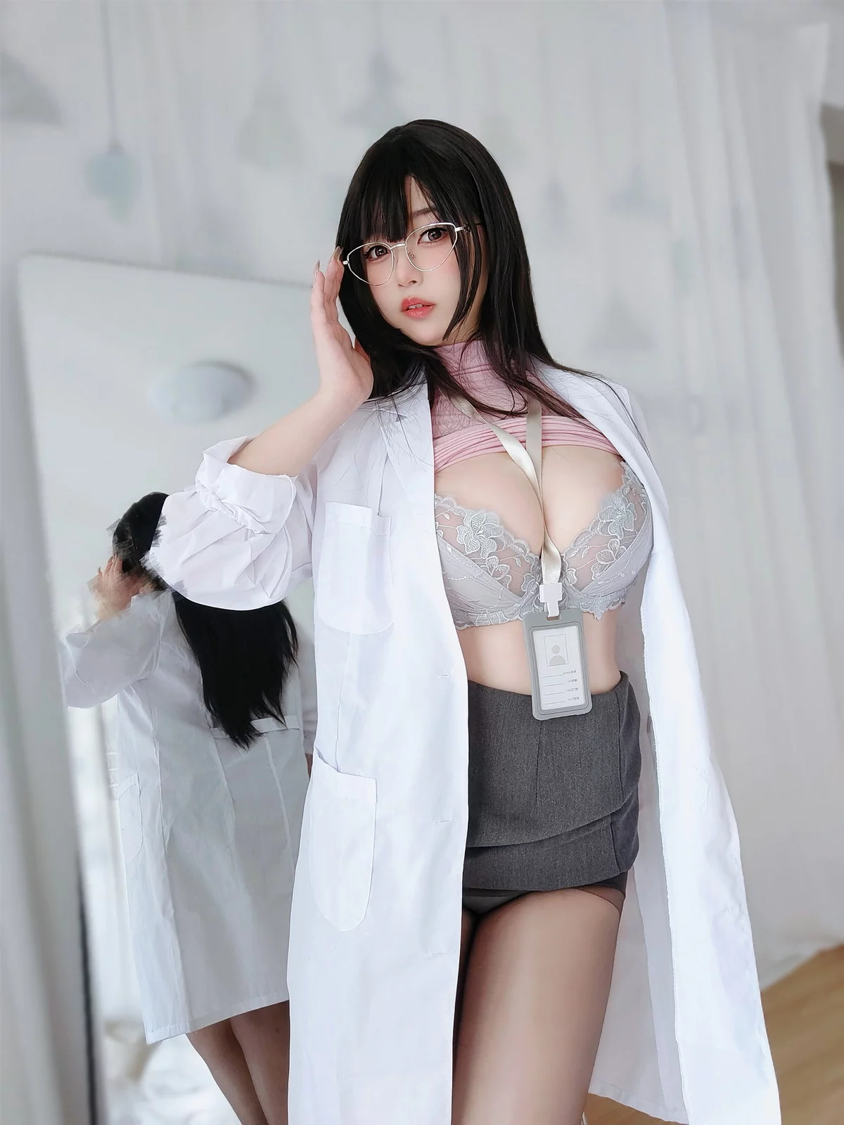 Xgyw.Org_Coser妹子女主K保健医师主题粉色上衣配灰短裙露性感蕾丝内衣秀豪乳诱惑写真100P