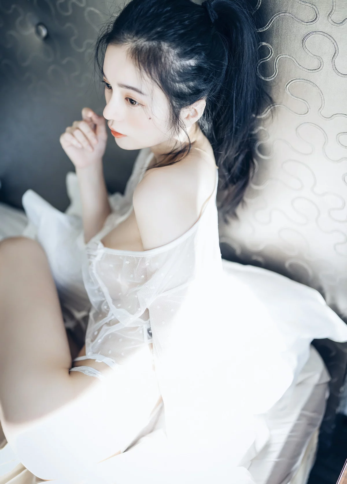 Xgyw.Org_网络美女辰辰不止黑丝主题私房性感红色吊裙+白色薄纱内衣秀完美身材诱惑写真132P