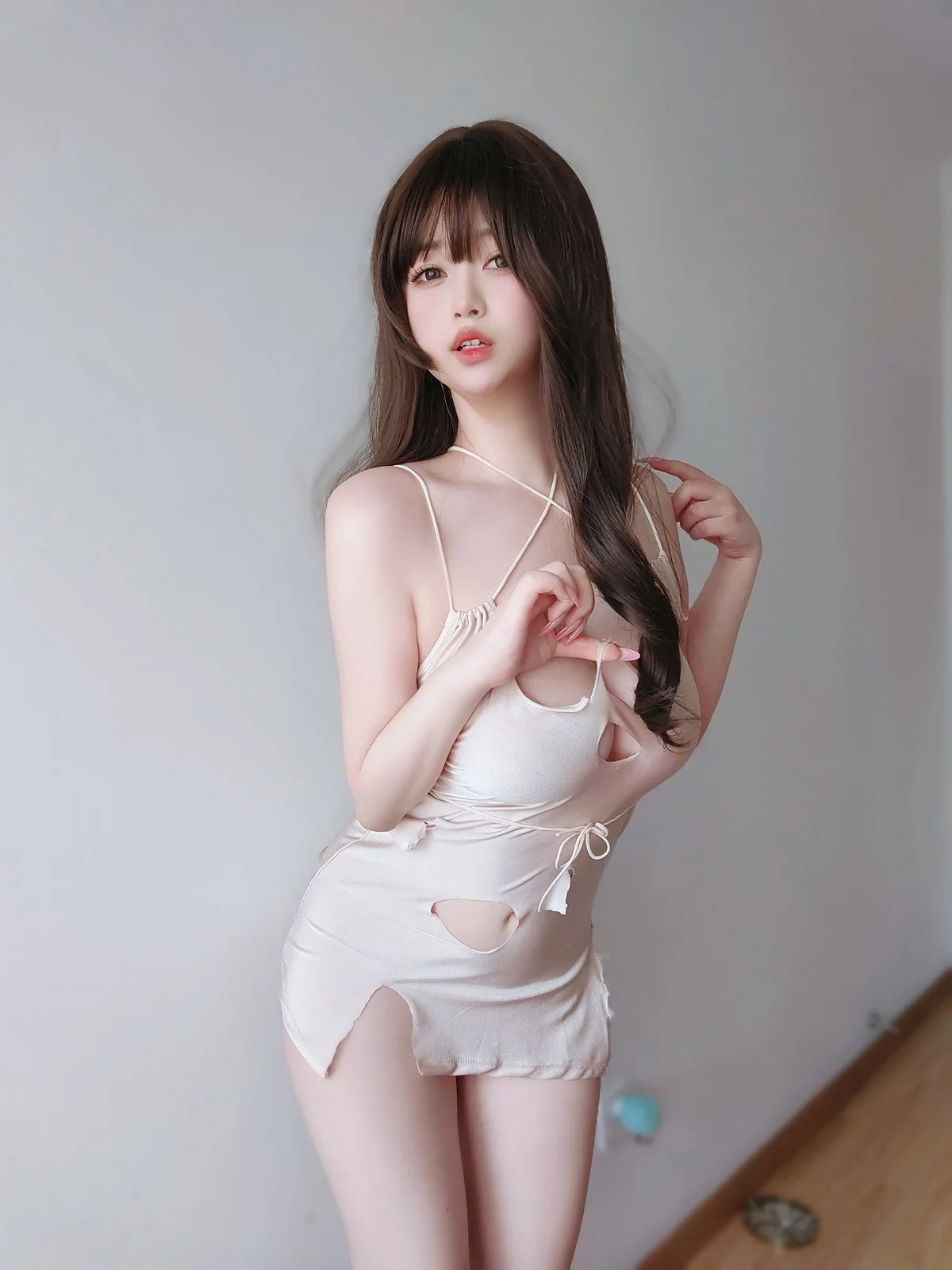 Xgyw.Org_Coser妹子女主K人妻的秘密主题私房性感破烂吊带短裙秀丰乳肥臀惹火诱惑写真80P