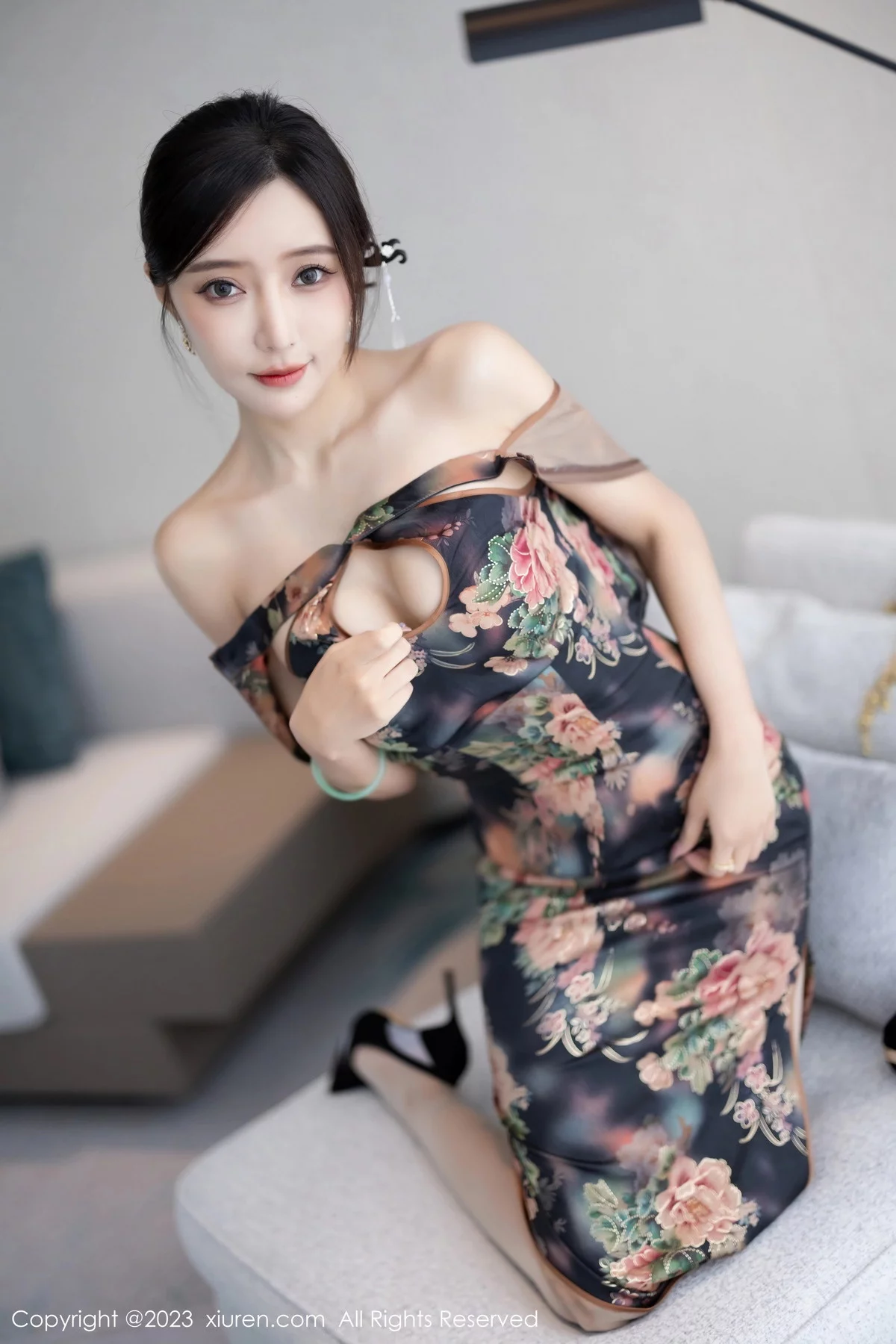 Xgyw.Org_XiuRen第7495期_女神王馨瑶yanni性感花纹旗袍露淡紫色内衣配开档肉丝诱惑写真81P