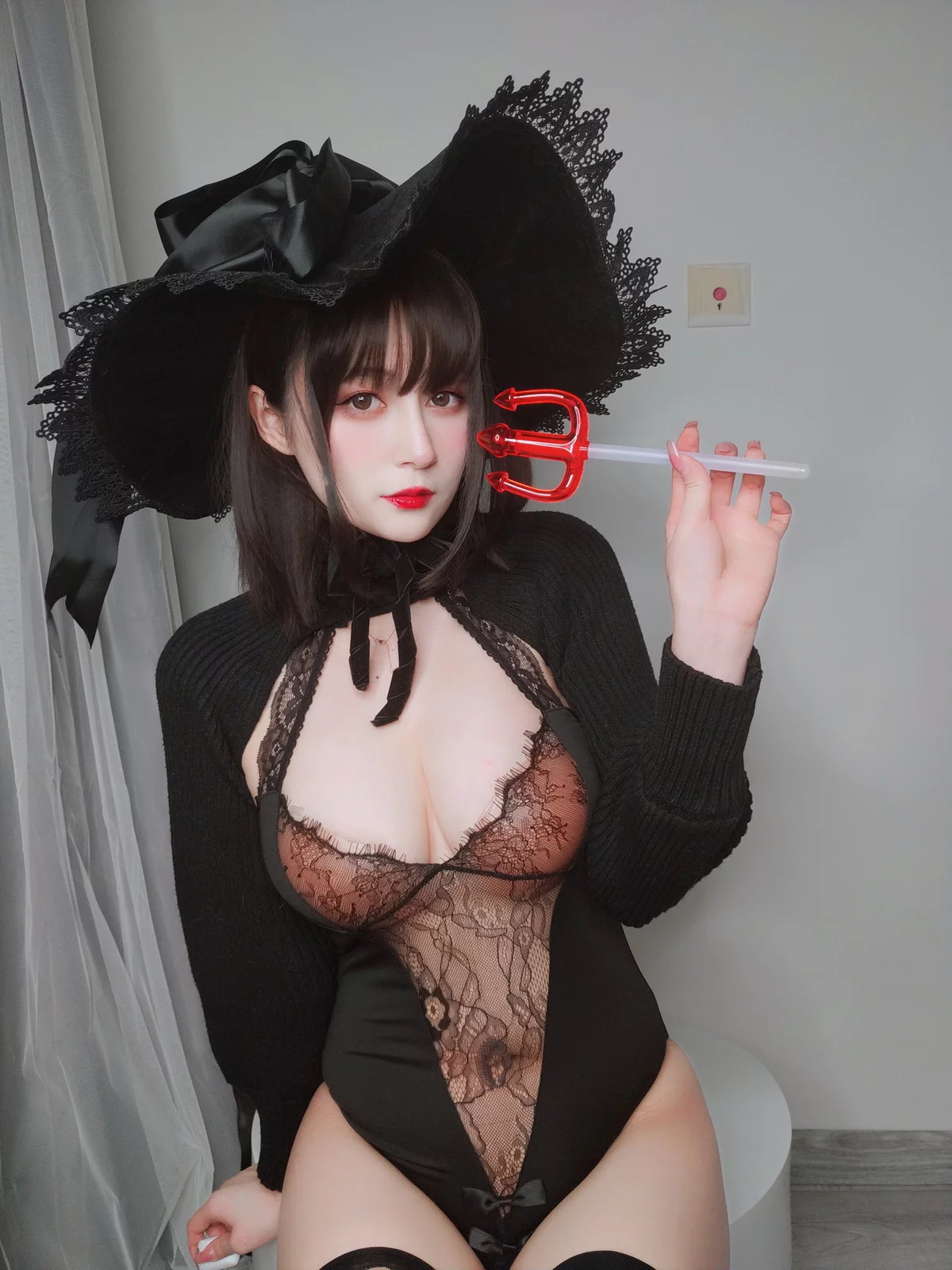 Xgyw.Org_Coser小姐姐白银柴郡魔女主题性感露背毛衣+黑色情趣服饰秀丰满身材诱惑写真31P