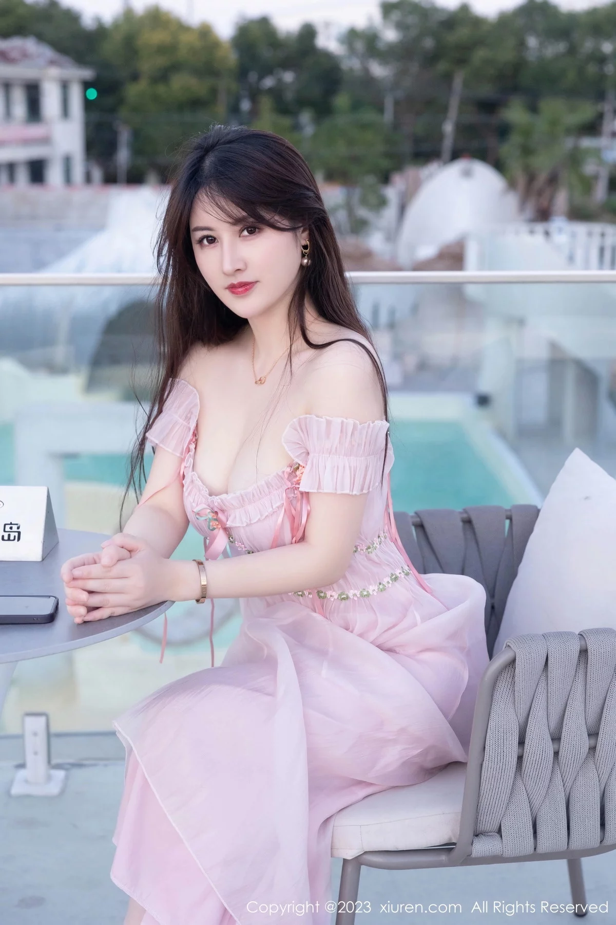 Xgyw.Org_XiuRen第7666期_模特诗诗kiki性感粉色低胸裙露粉色蕾丝内衣秀丰腴身姿诱惑写真82P