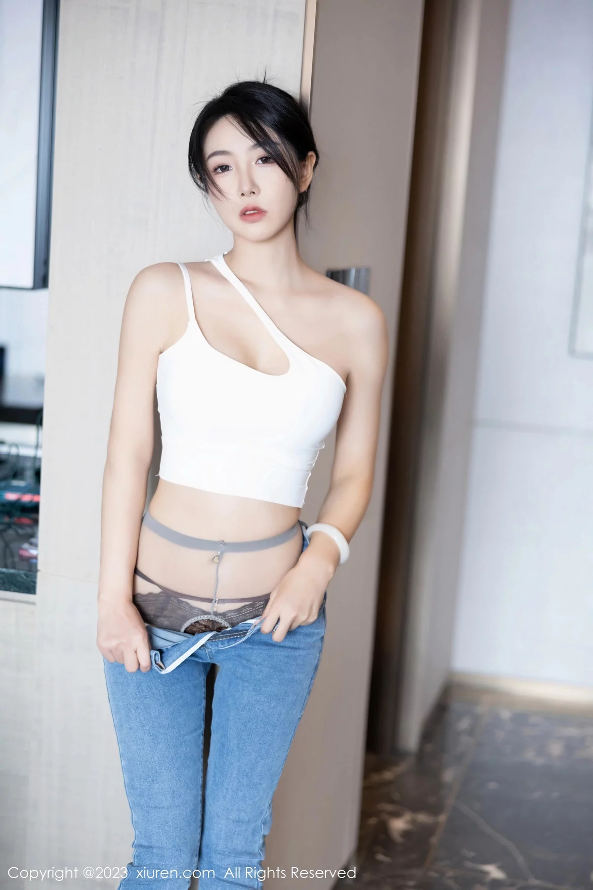 Xgyw.Org_XiuRen第7781期_女神苏苏阿性感白色上衣配简约牛仔裤秀曼妙绝美身姿诱惑写真95P