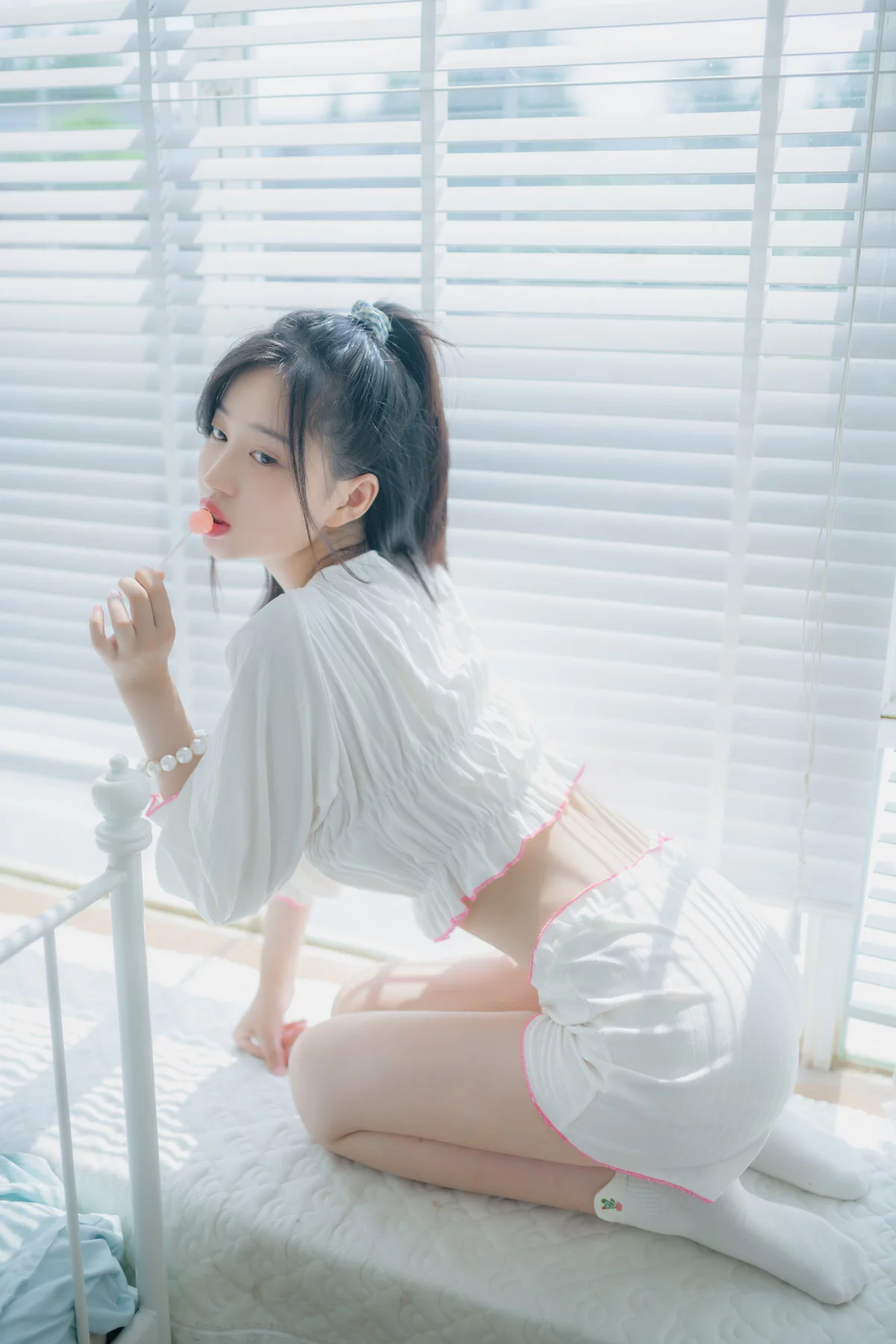 Xgyw.Org_网络美女年年Nnian爱吃棒棒糖的少女主题性感白色分体式睡衣秀完美身材迷人写真35P