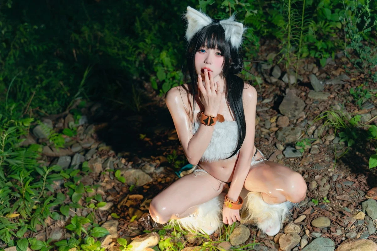 Xgyw.Org_颜值博主咬一口兔娘狐灵主题户外性感狐狸装扮脱绒毛服饰秀惹火身材诱惑写真55P