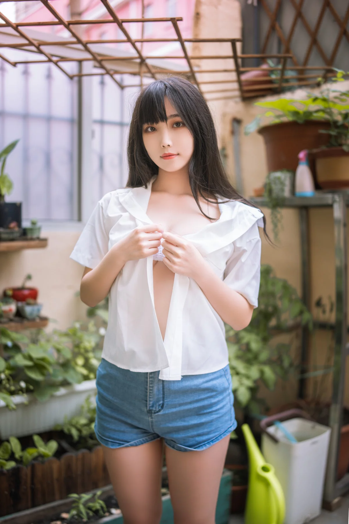 Xgyw.Org_网络美女汪知子夏日小院主题性感白色短T配牛仔短裤露白色内衣秀完美身材诱惑写真33P