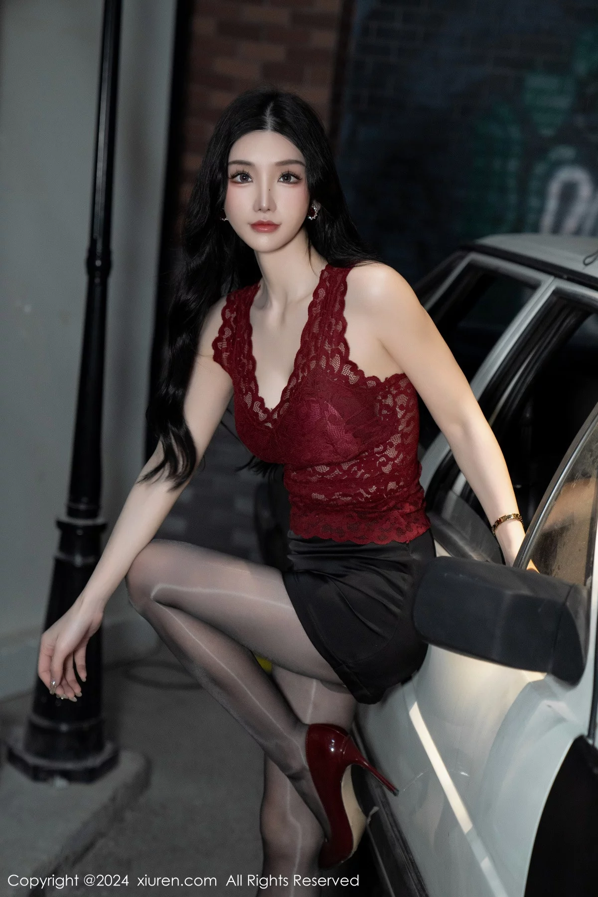 Xgyw.Org_XiuRen第7993期_女神周于希Sally红色上衣配黑短裙露闪亮开档黑丝撩人诱惑写真83P