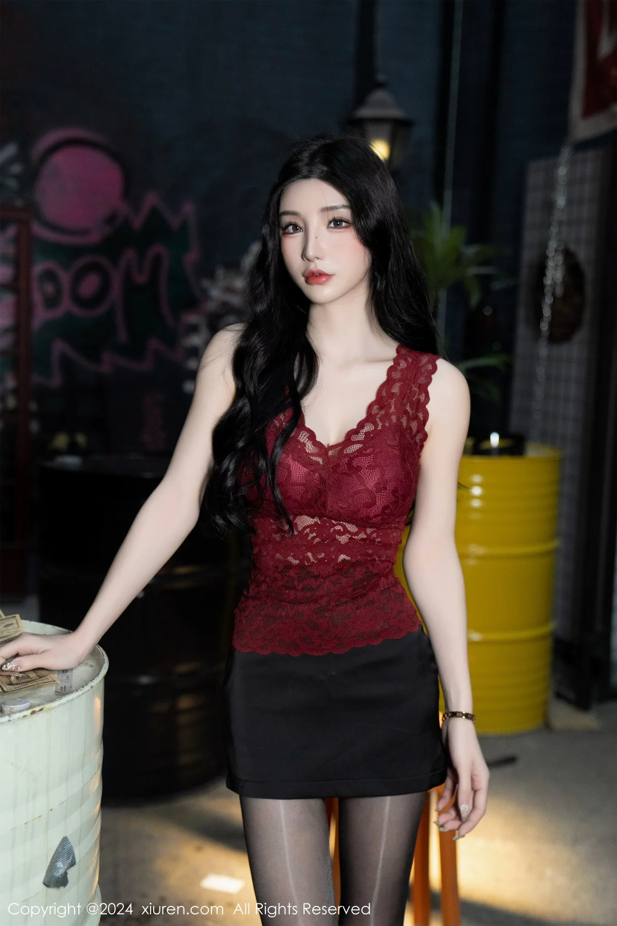 Xgyw.Org_XiuRen第7993期_女神周于希Sally红色上衣配黑短裙露闪亮开档黑丝撩人诱惑写真83P