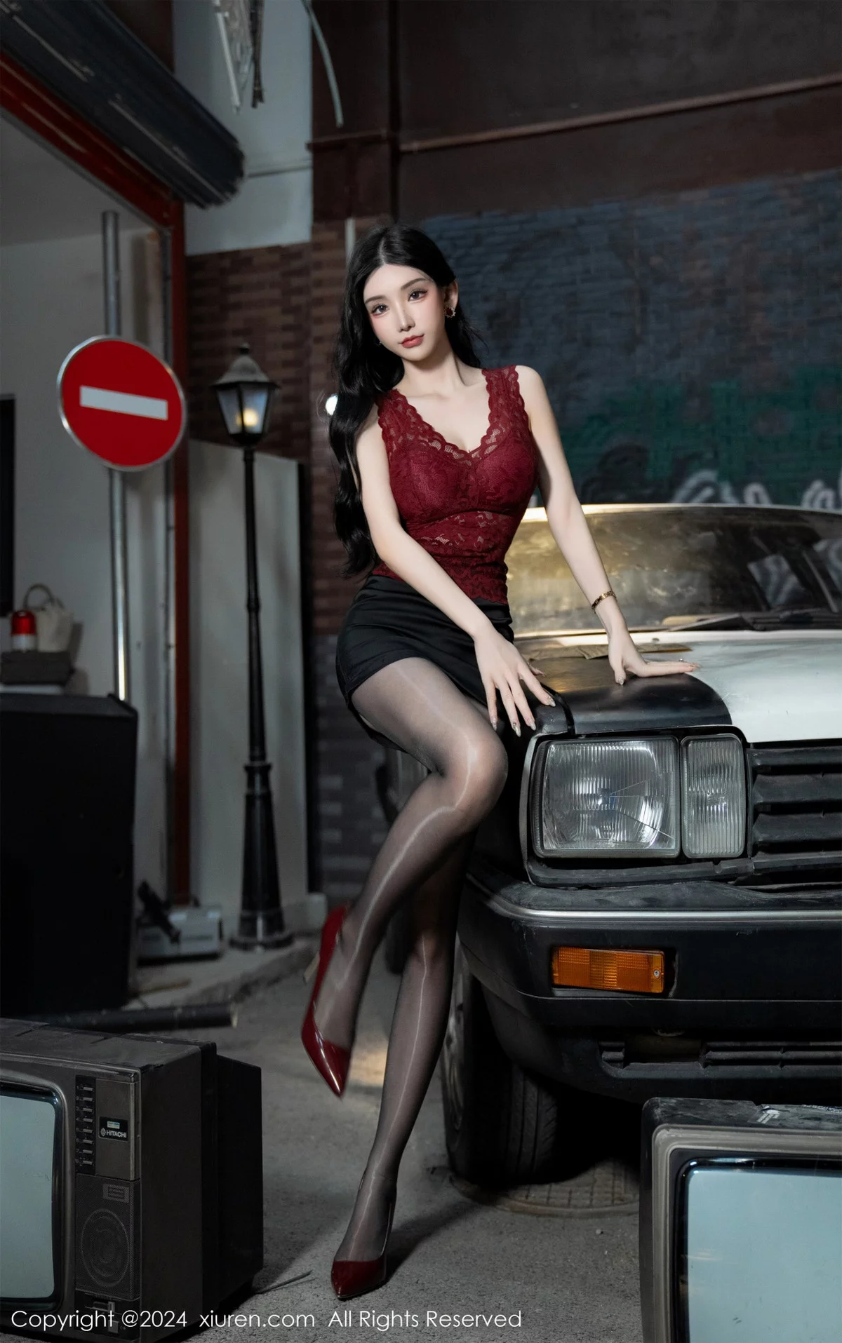 Xgyw.Org_XiuRen第7993期_女神周于希Sally红色上衣配黑短裙露闪亮开档黑丝撩人诱惑写真83P