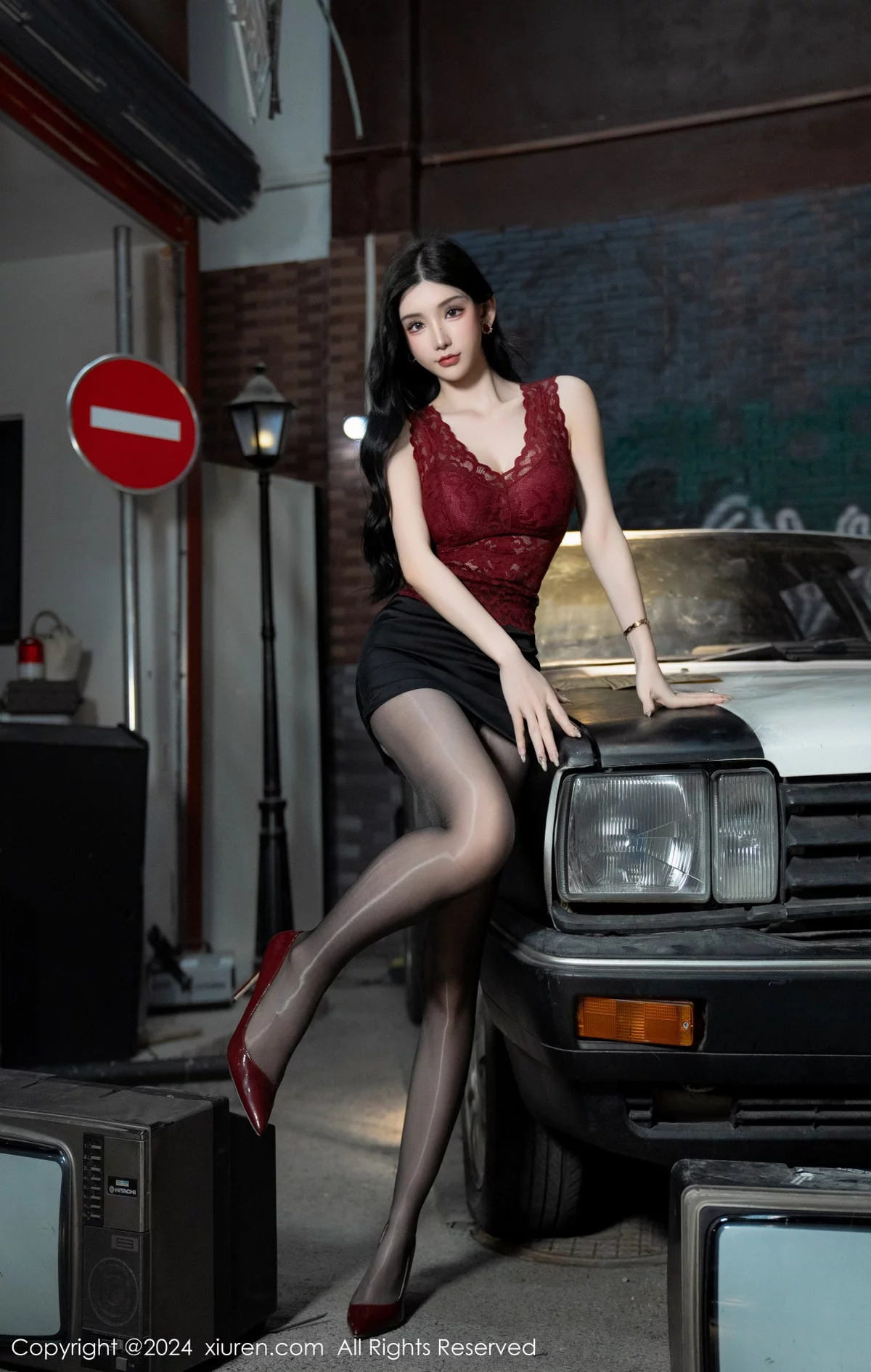 Xgyw.Org_XiuRen第7993期_女神周于希Sally红色上衣配黑短裙露闪亮开档黑丝撩人诱惑写真83P