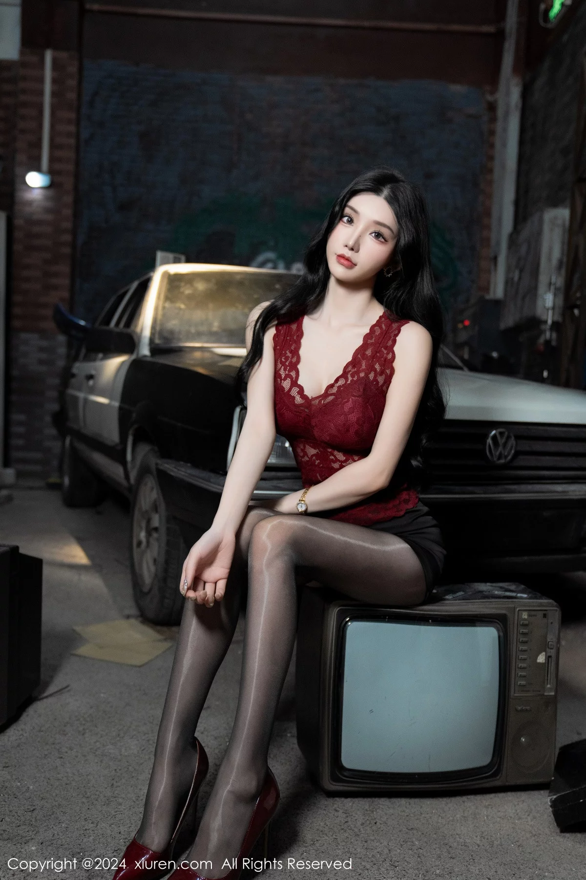Xgyw.Org_XiuRen第7993期_女神周于希Sally红色上衣配黑短裙露闪亮开档黑丝撩人诱惑写真83P