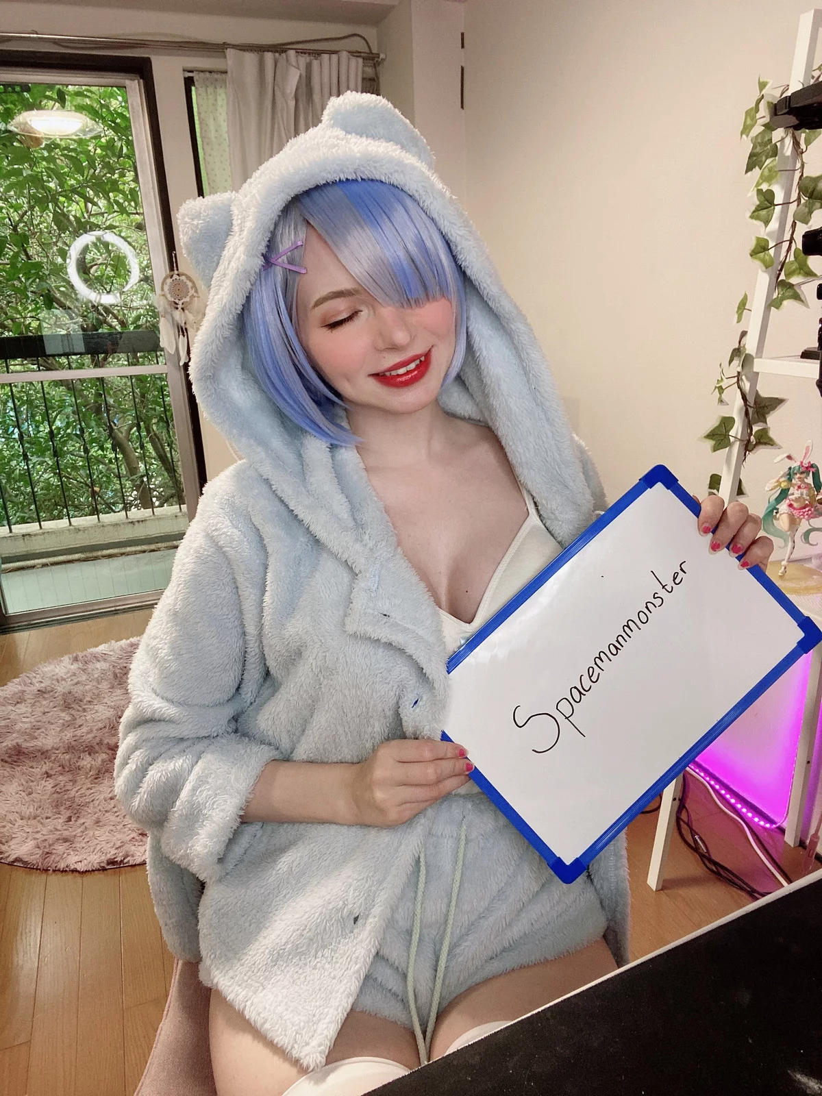 Xgyw.Org_爱尔兰萝莉美女Peach Milky-Fansigns(Mirrored)主题灰色绒毛睡衣配白丝袜迷人诱惑写真65P