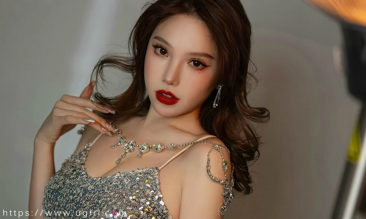 Xgyw.Org_[Ugirls爱尤物]No.2766_模特妮小妖性感闪亮银色吊带长裙低胸秀完美身材迷人诱惑写真35P
