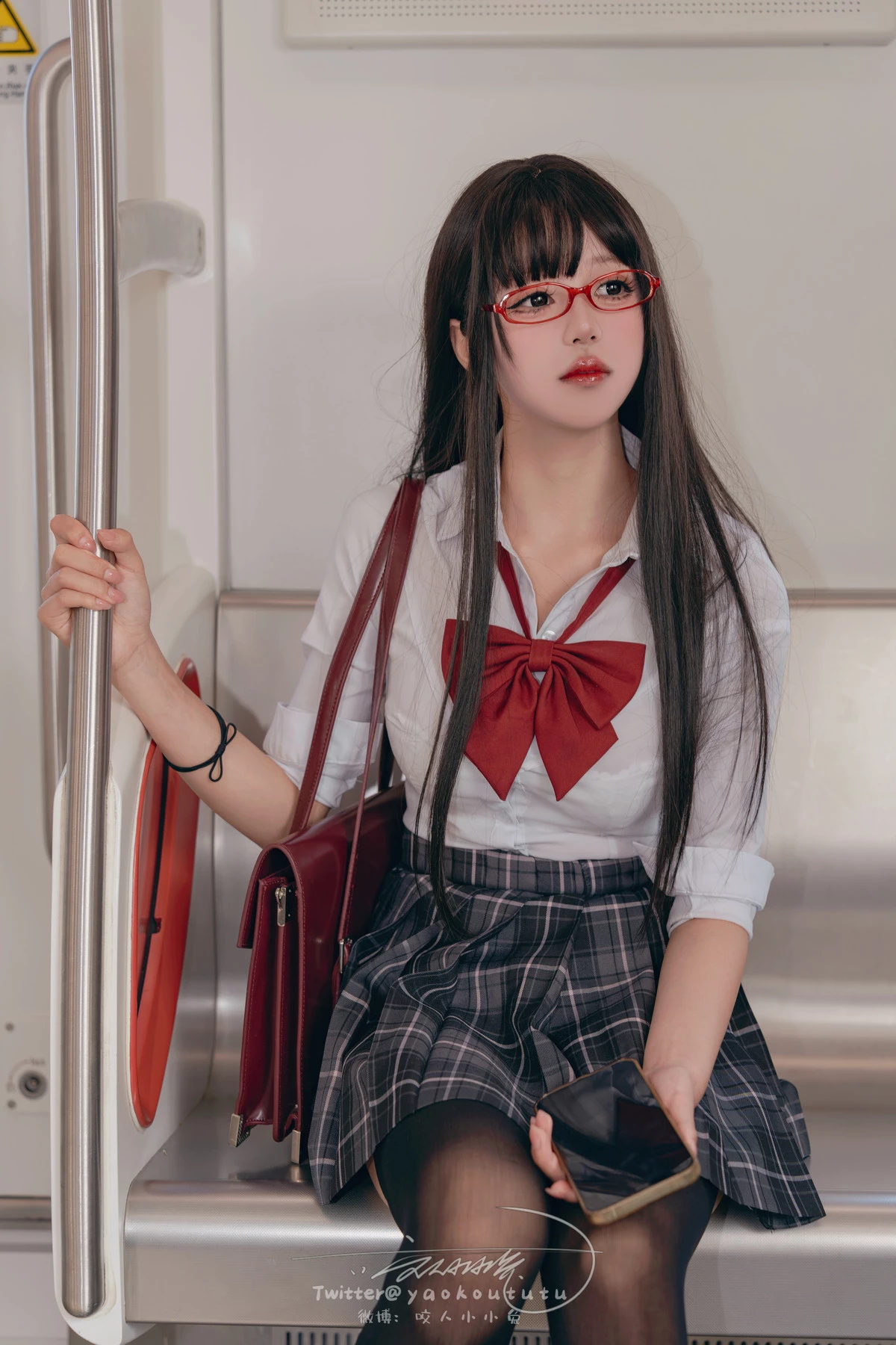 Xgyw.Org_颜值博主咬一口兔娘电车惊魂主题性感JK制服配黑丝袜露白色蕾丝内衣惹火诱惑写真72P