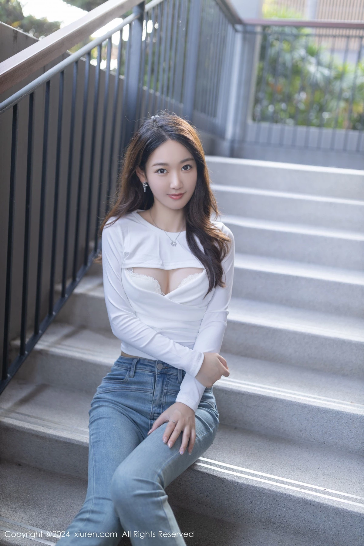 Xgyw.Org_XiuRen第8250期_模特唐安琪性感白色上衣配牛仔裤半脱秀曼妙身姿迷人诱惑写真80P