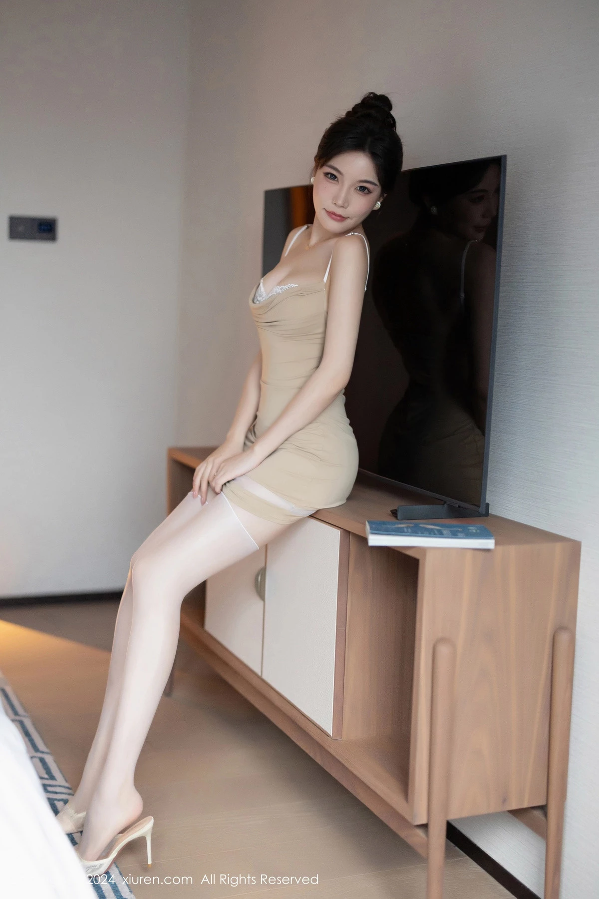 Xgyw.Org_XiuRen第8491期_女神徐莉芝Booty性感杏色连衣短裙配白丝袜秀曼妙身姿迷人写真85P