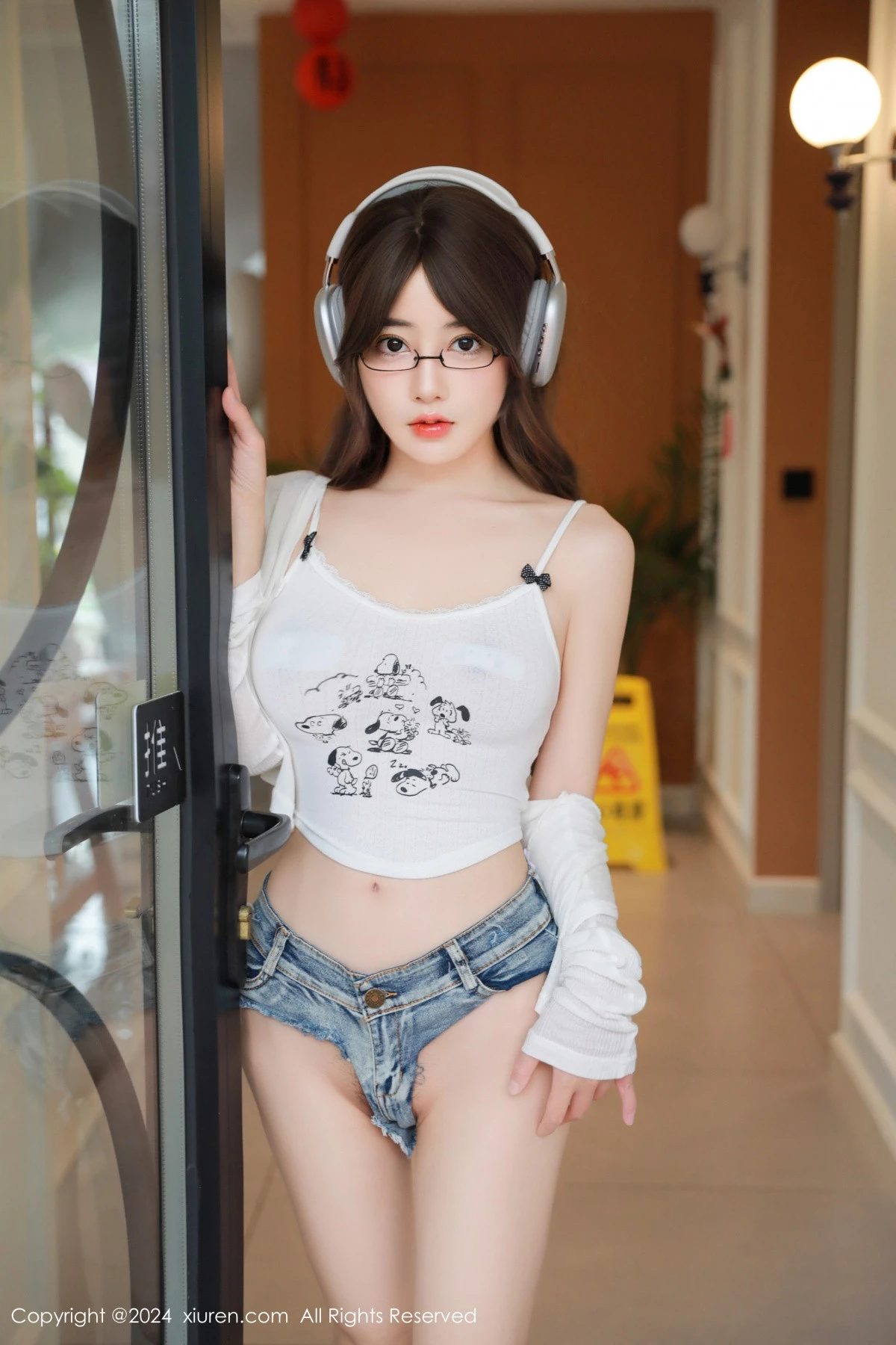 Xgyw.Org_XiuRen第8964期_模特桃妖夭性感白色服饰配超短牛仔裤秀曼妙身姿惹火诱惑写真83P