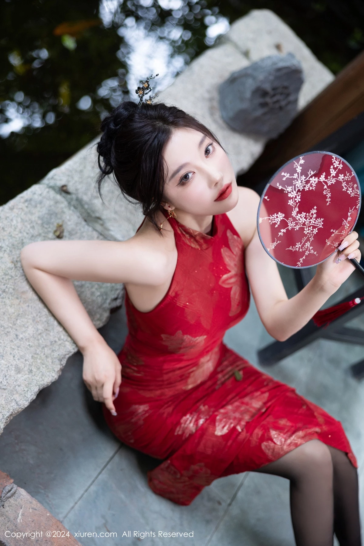 Xgyw.Org_XiuRen第8996期_女神杨晨晨Yome性感红色长旗袍配黑丝吊袜秀丰腴身材诱惑写真81P